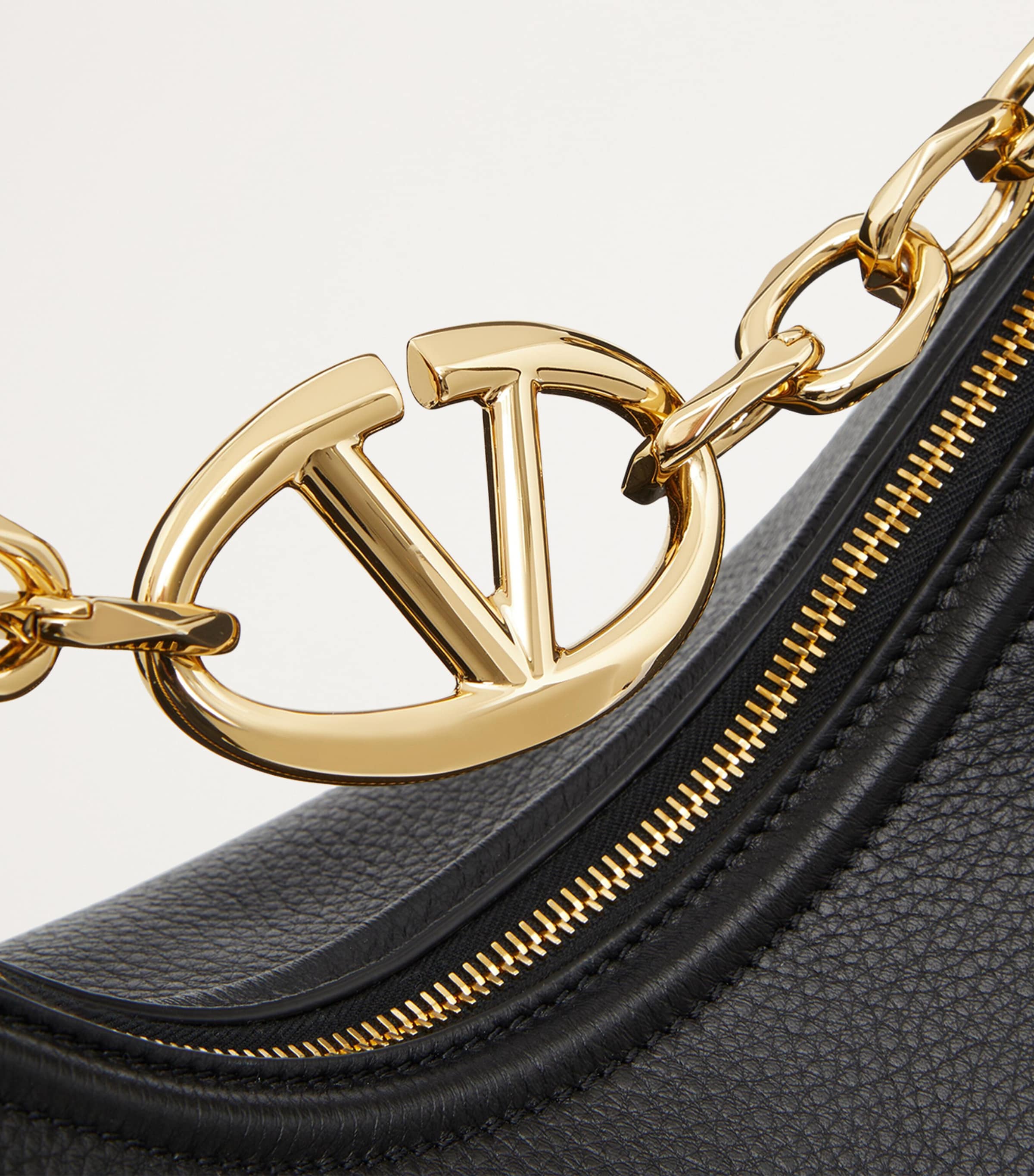 【関税&送料込】Valentino Garavani Leather Medium Vlogo Shou 18361950_40338584_1000.jpg