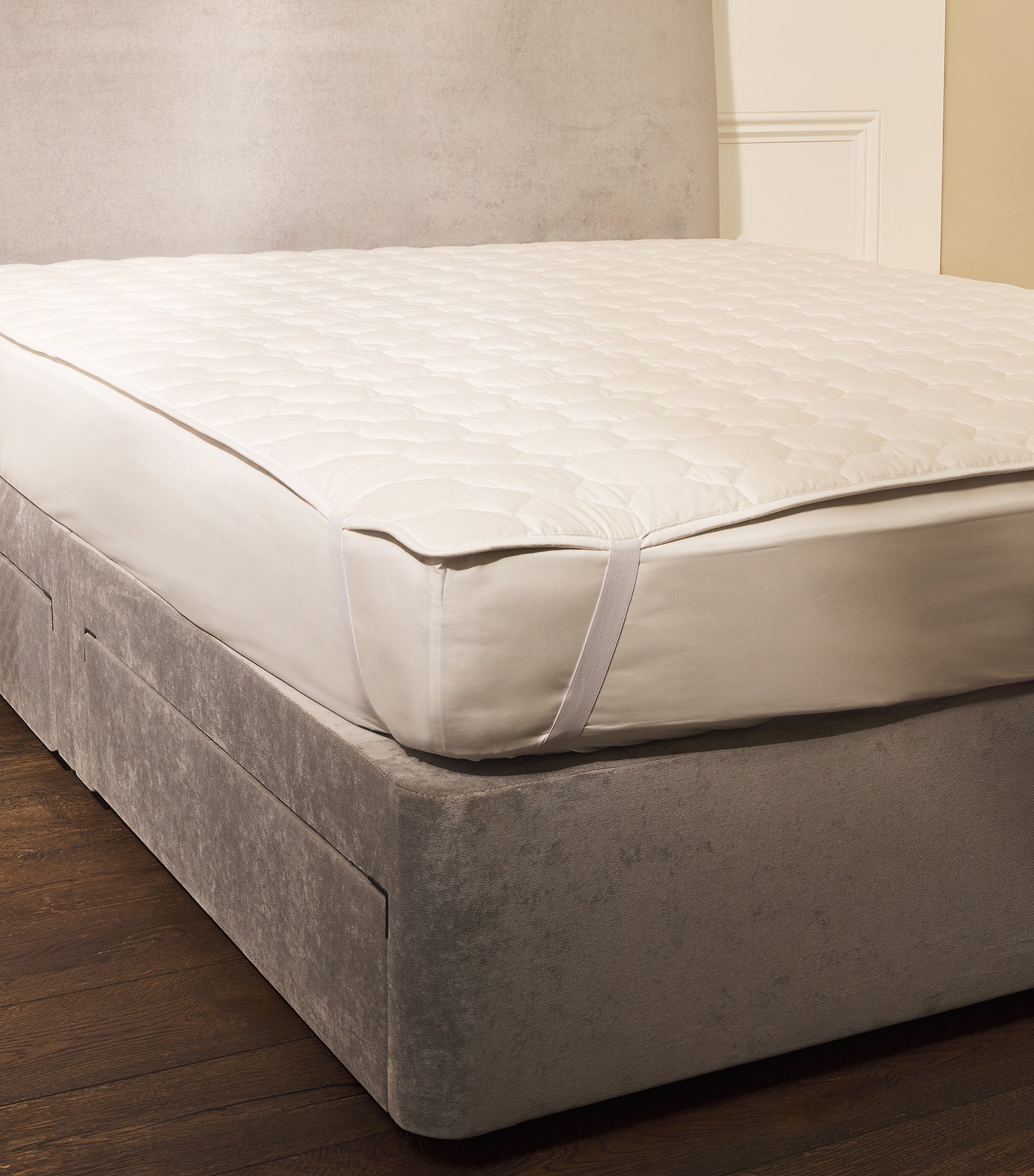 Harrods of London Cotton Emperor Mattress Protector (215cm x 215cm) White Image 2