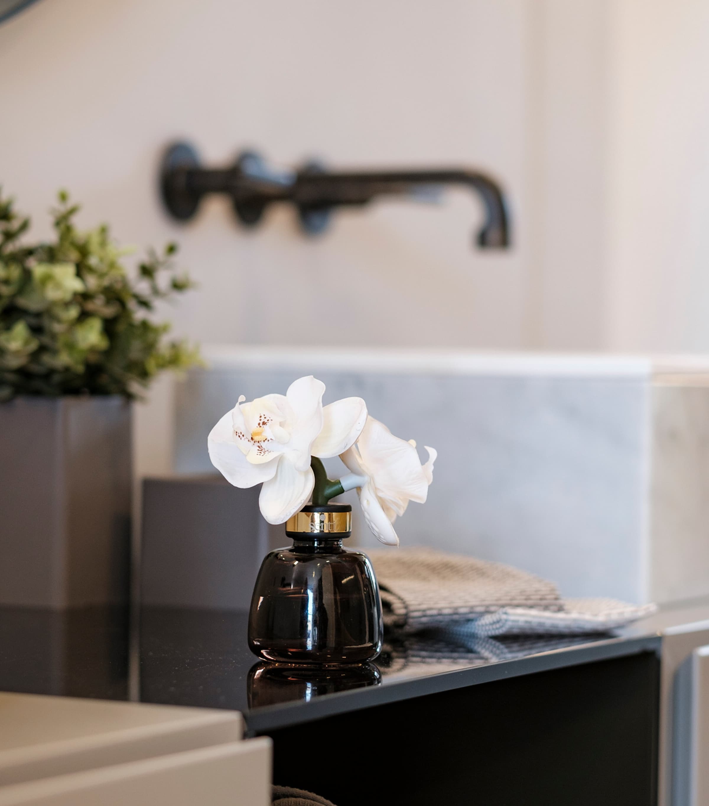 The Little Orchid Jasmine and Geranium Diffuser (100ml) BRONZE Image 2