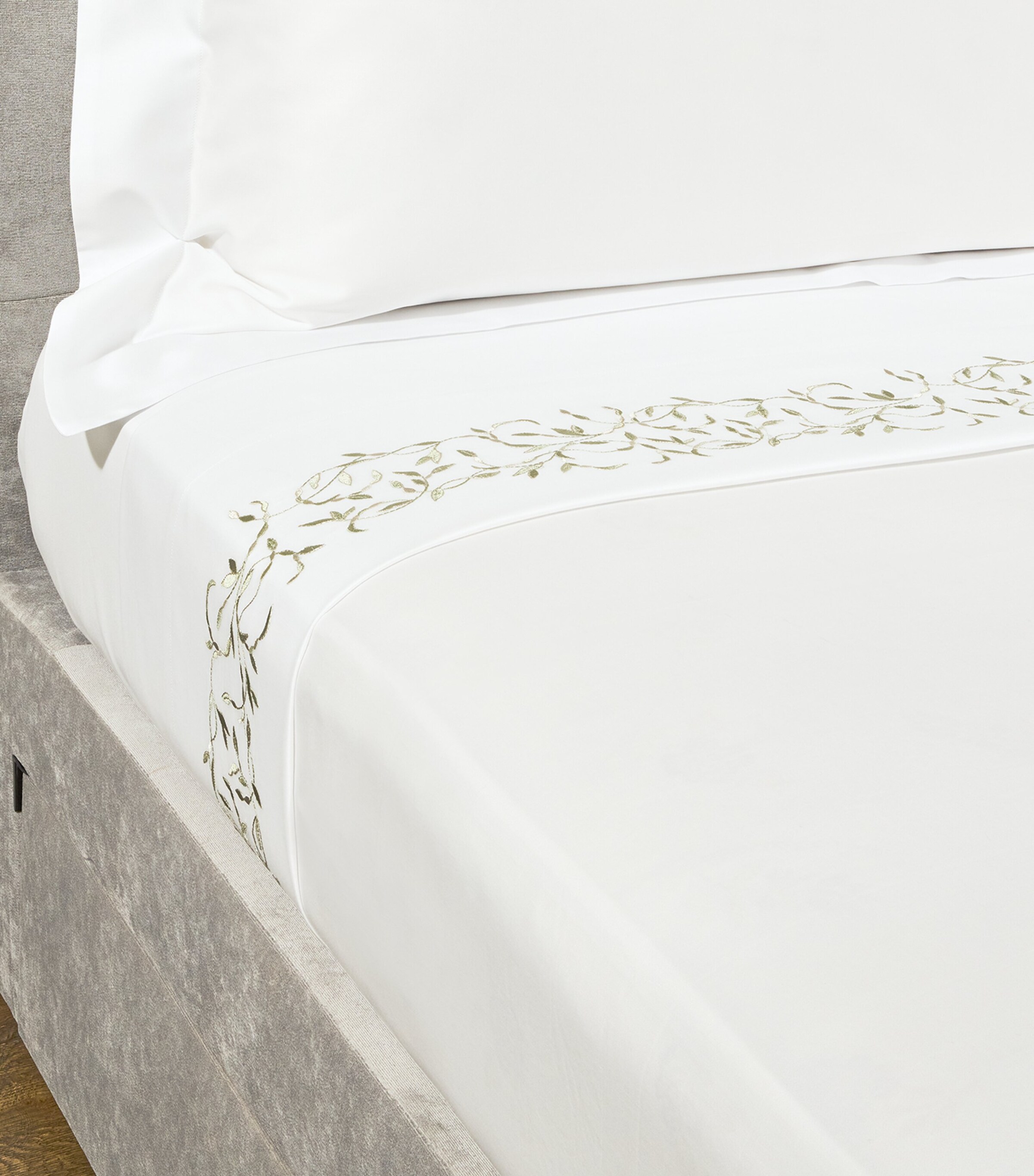 Harrods of London Tresco Embroidered Oxford Pillowcase Set (50cm x 75cm) White/sage Image 4