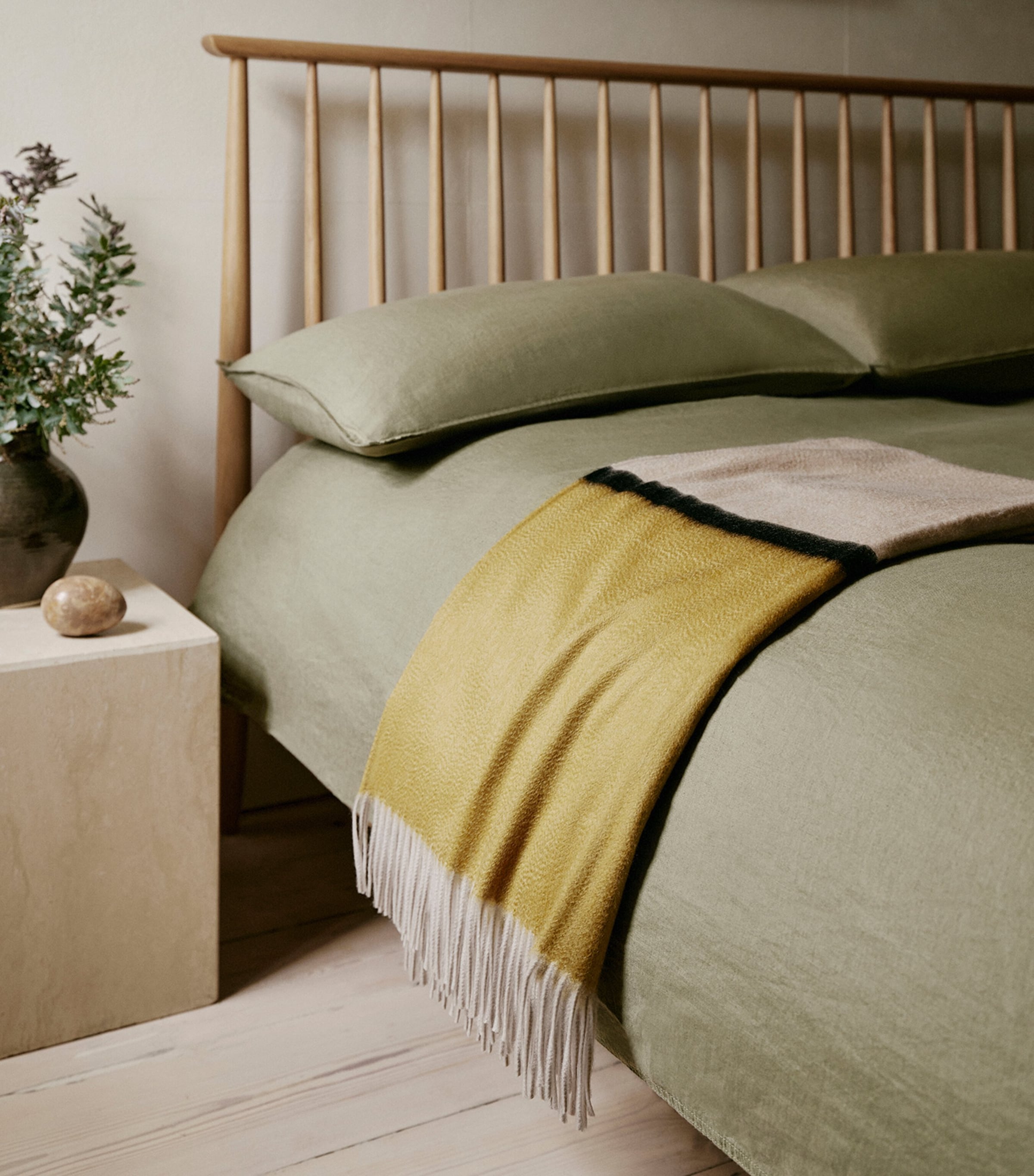 Cashmere Arran Borderland Throw (147cm x 183cm) FRENCH GOLD BLACK Image 2