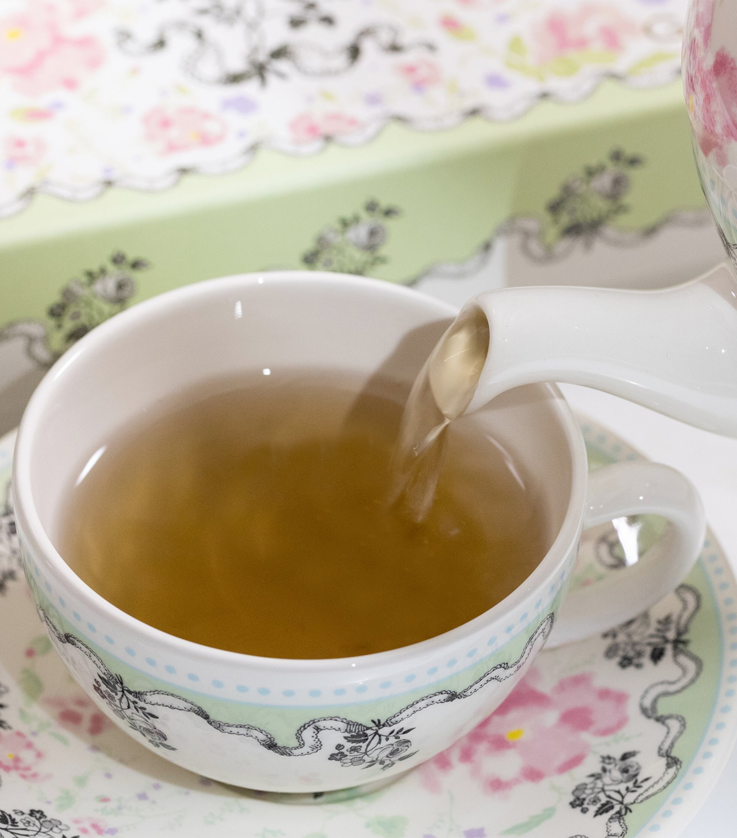Gien x Ladurée Set of 2 Pompadour Tea Cups and Saucers (15cm) White, Pink, Green Image 3