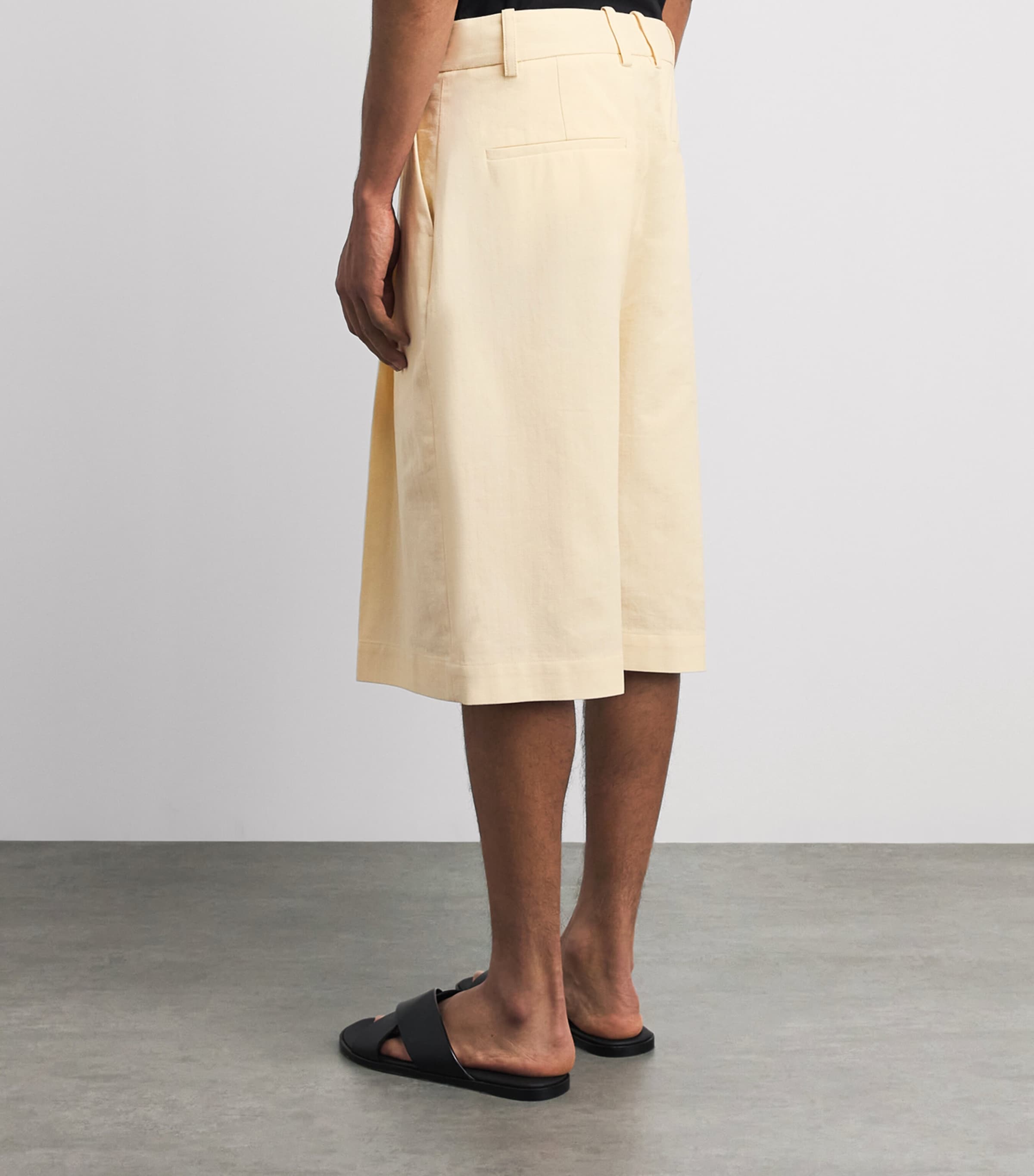Studio Nicholson Mens Cotton-Linen Fowld Shorts Antique White Image 5
