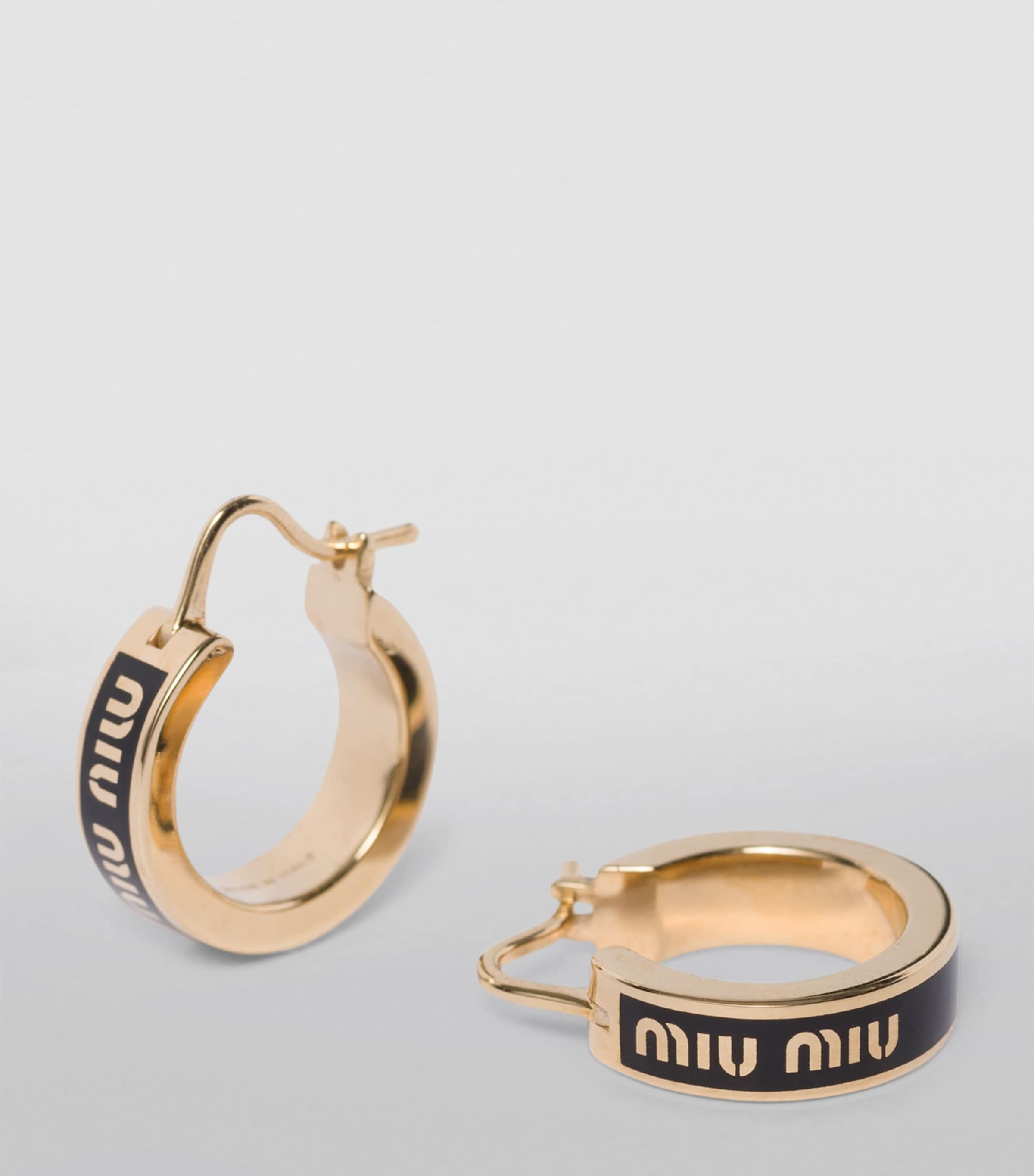 【MiuMiu】SMALL HOOP EARRINGS WITH LOGO Miu Miu Enamel Hoop Earrings | Gold | FARFETCH
