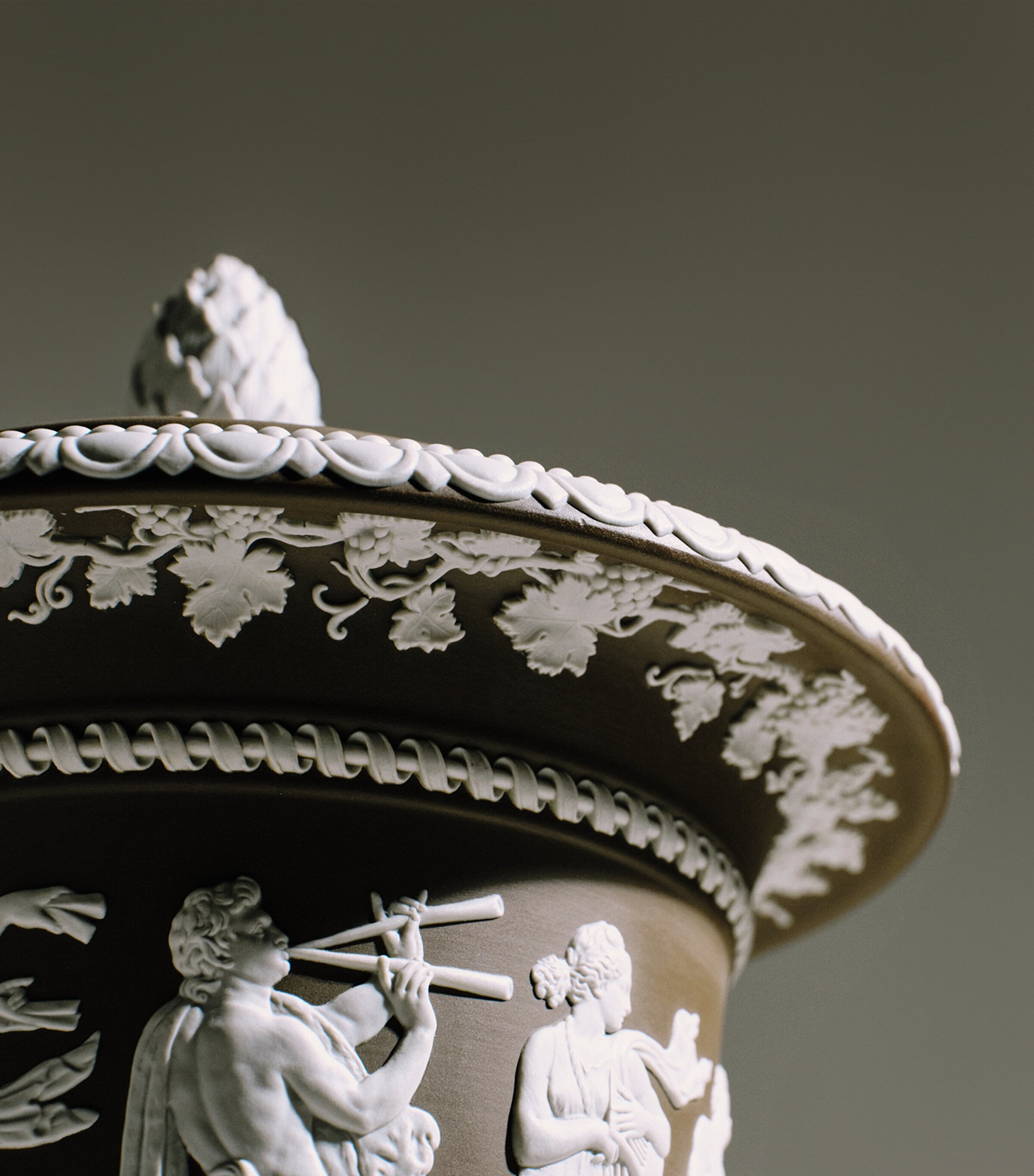 Iconic Borghese Vase (46.5cm) GREEN Image 9