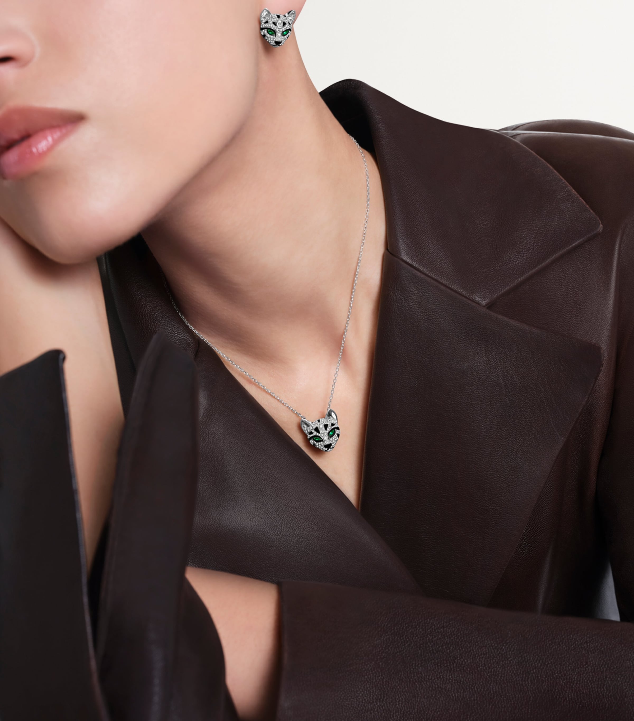 Boucheron White Gold, Diamond and Emerald Fuzzy, the Leopard Cat Pendant Necklace White Gold Image 2