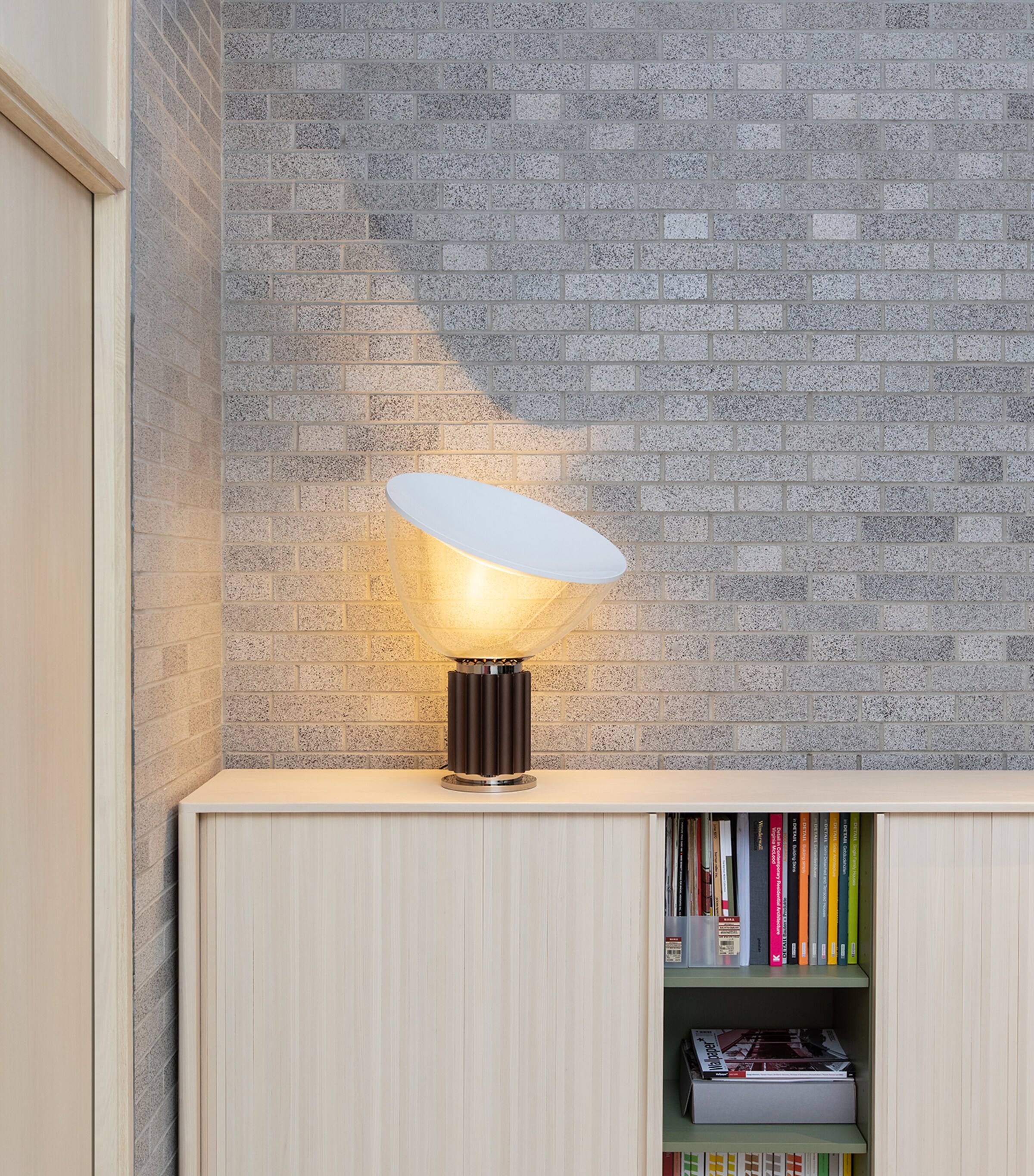 Small Taccia Table Lamp BRASS/BLACK Image 4