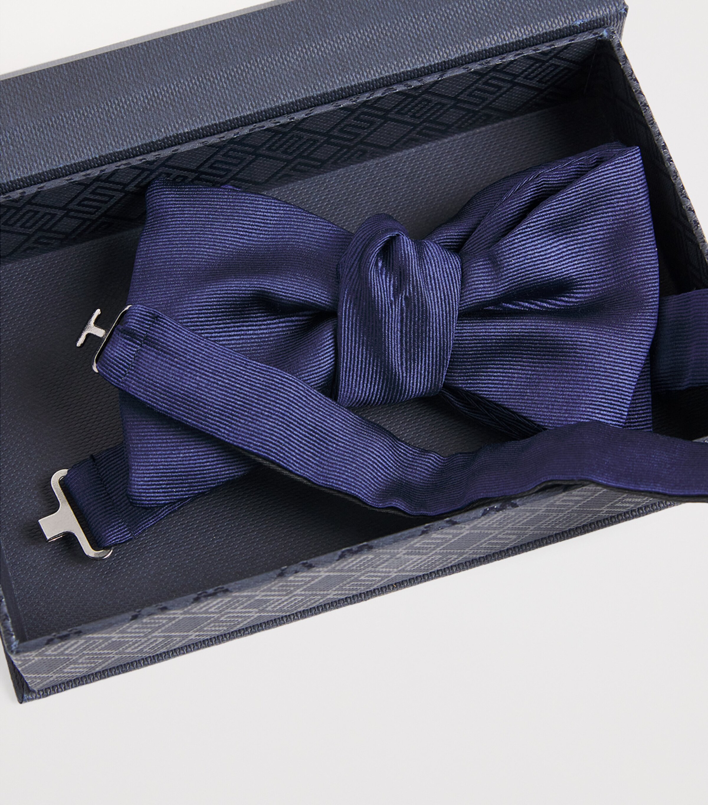 Silk Pre-Tied Bowtie 28-NVY Image 4