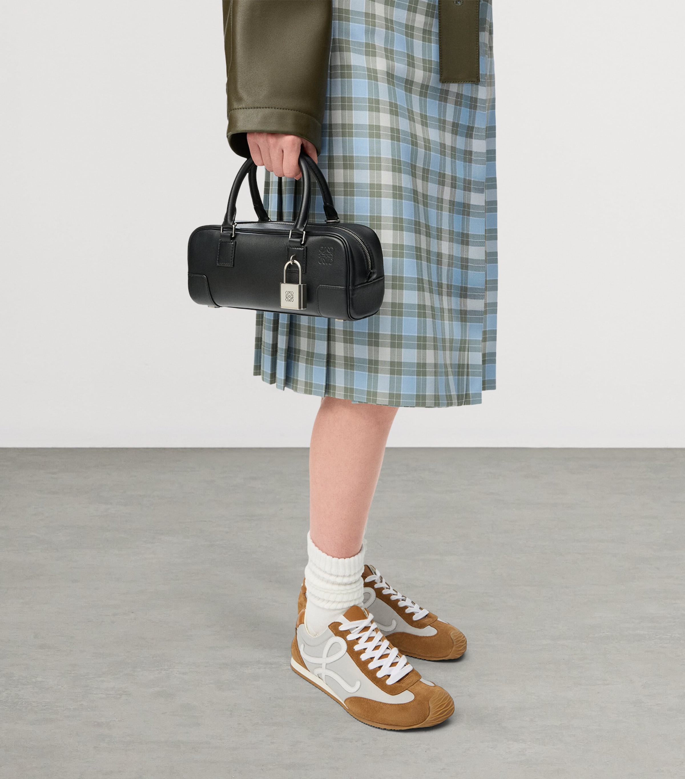 Leather Amazona 23 Top-Handle Bag BLACK Image 10