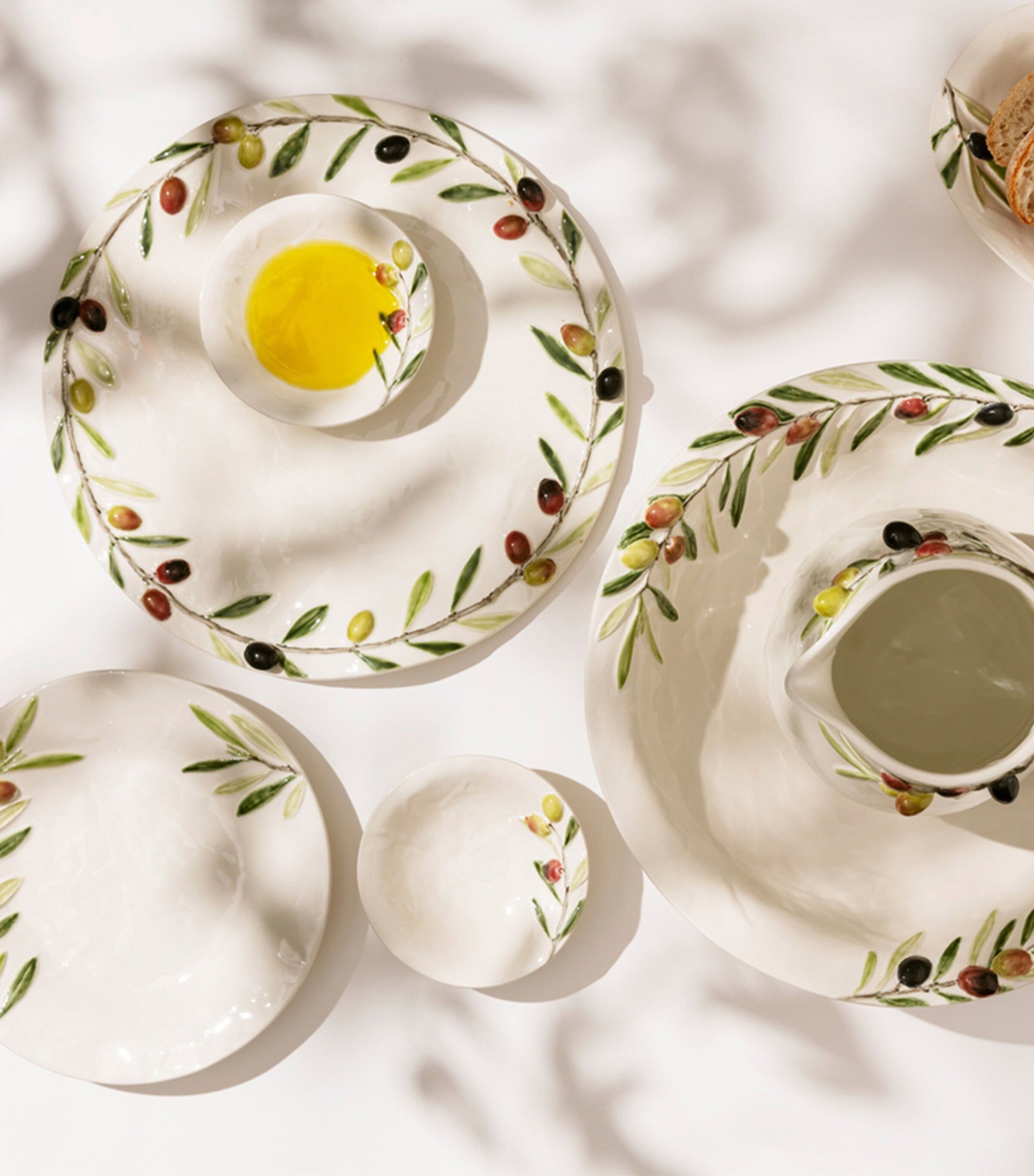 Bordallo Pinheiro x Esporão Olival Pasta Plate (22.5cm) White, Green, Brown Image 3