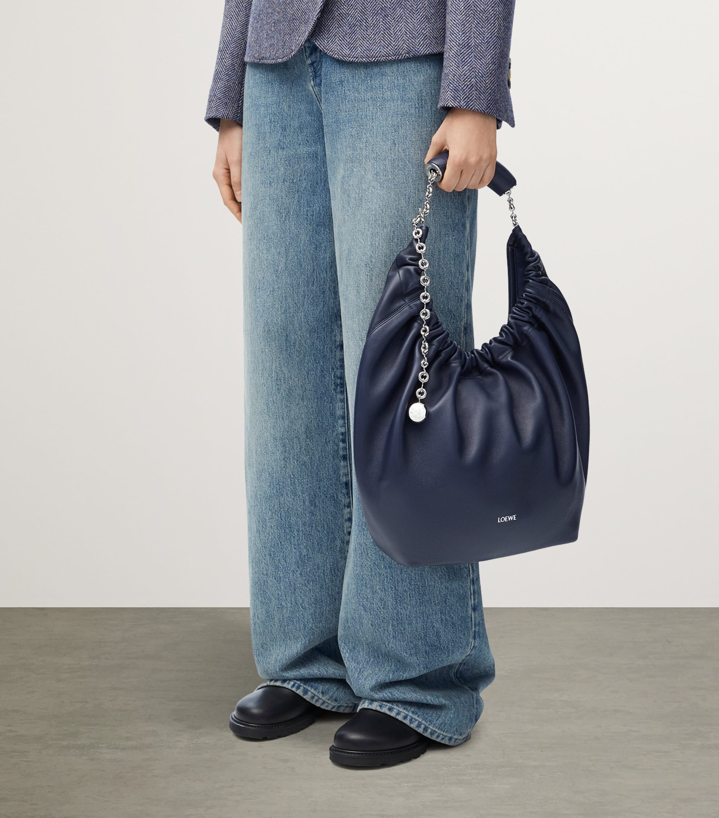 Medium Leather Squeeze Top-Handle Bag ABYSS BLUE Image 9