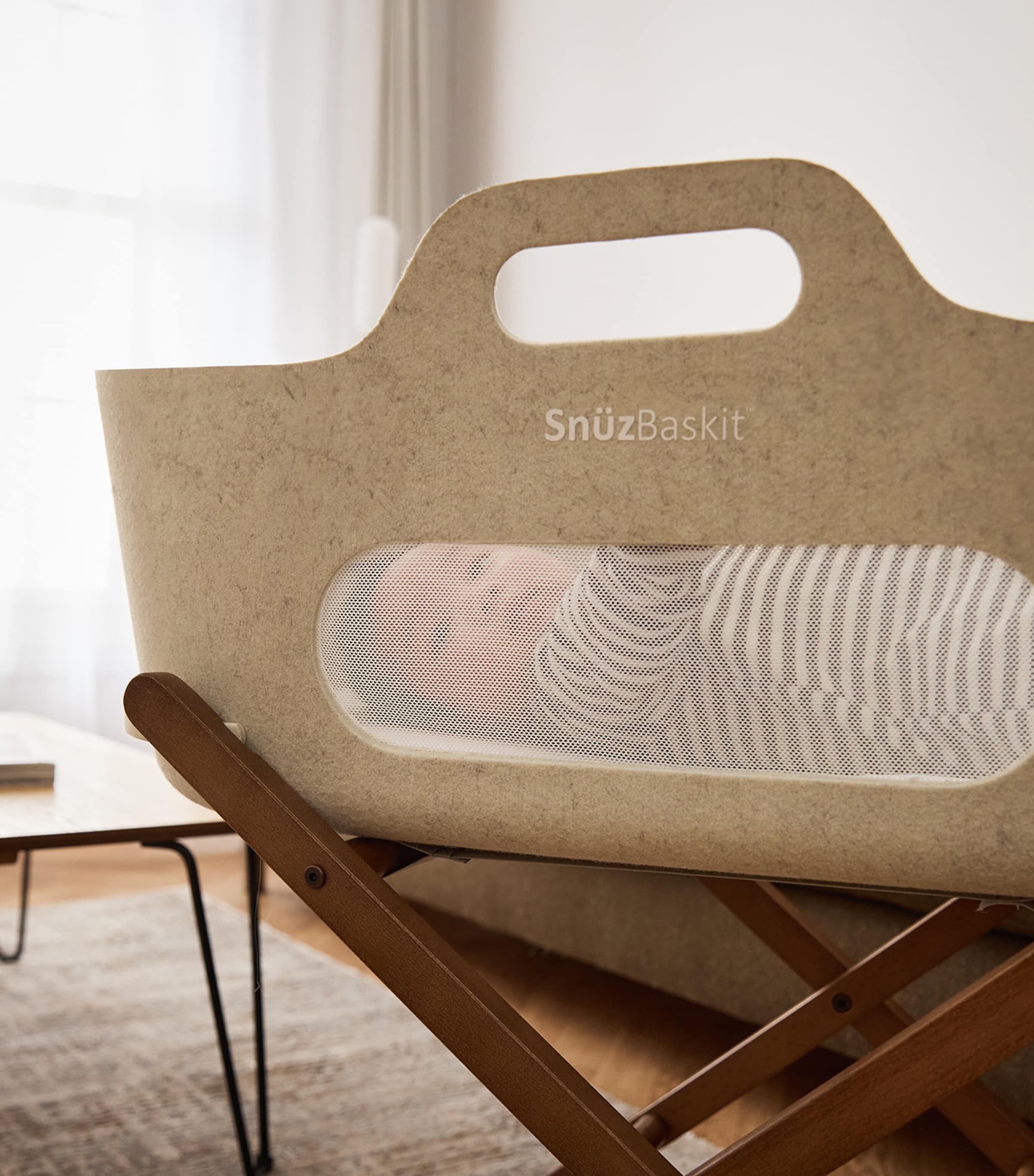 SnüzBaskit Barley Moses Basket & Walnut Stand BARLEY&WALNUT Image 3