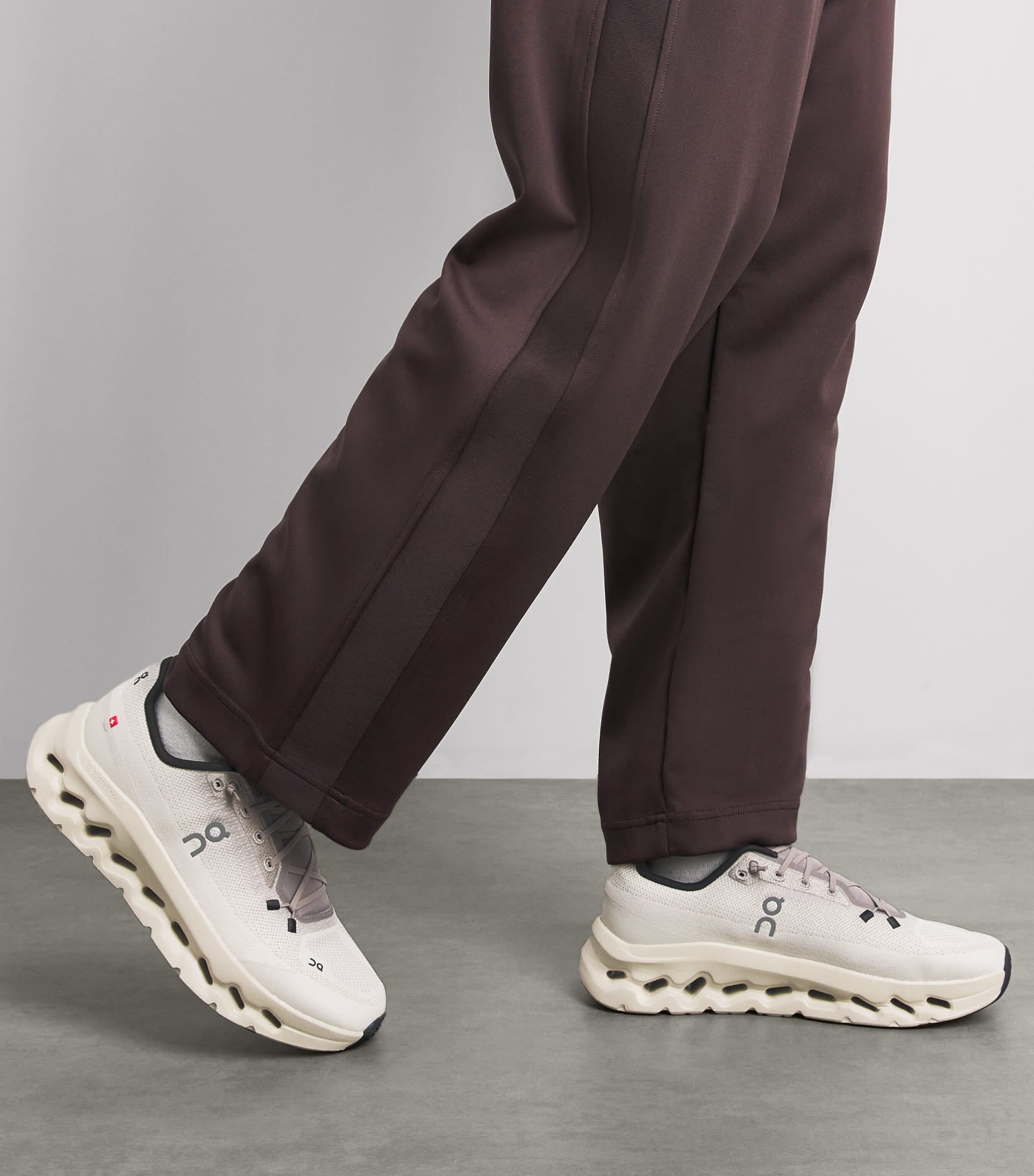 On Mens Cloudtilt Trainers Cinder | Sand Image 2