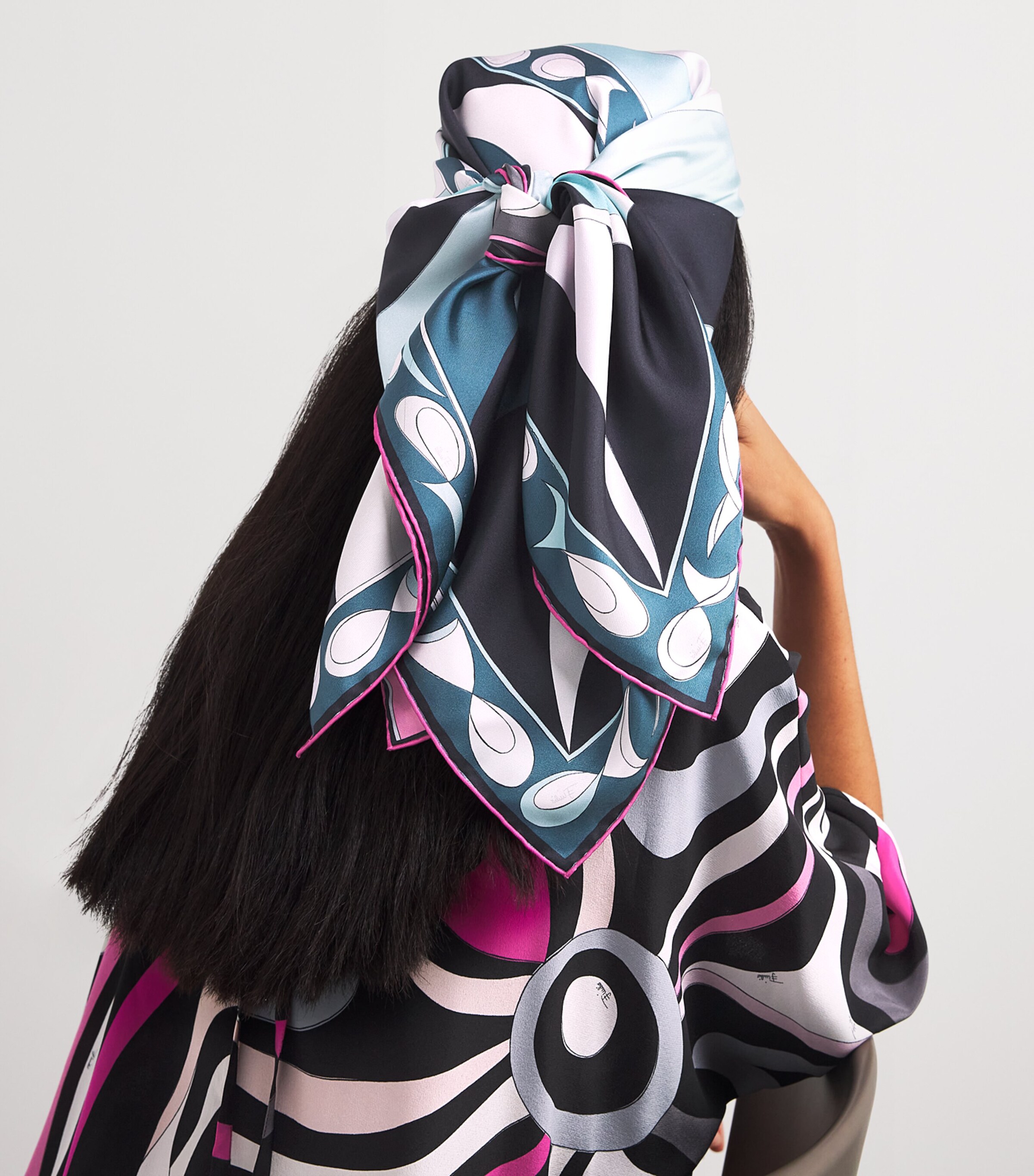 Silk Reversible Pesci Print Scarf 001 NERO/FUXIA Image 3