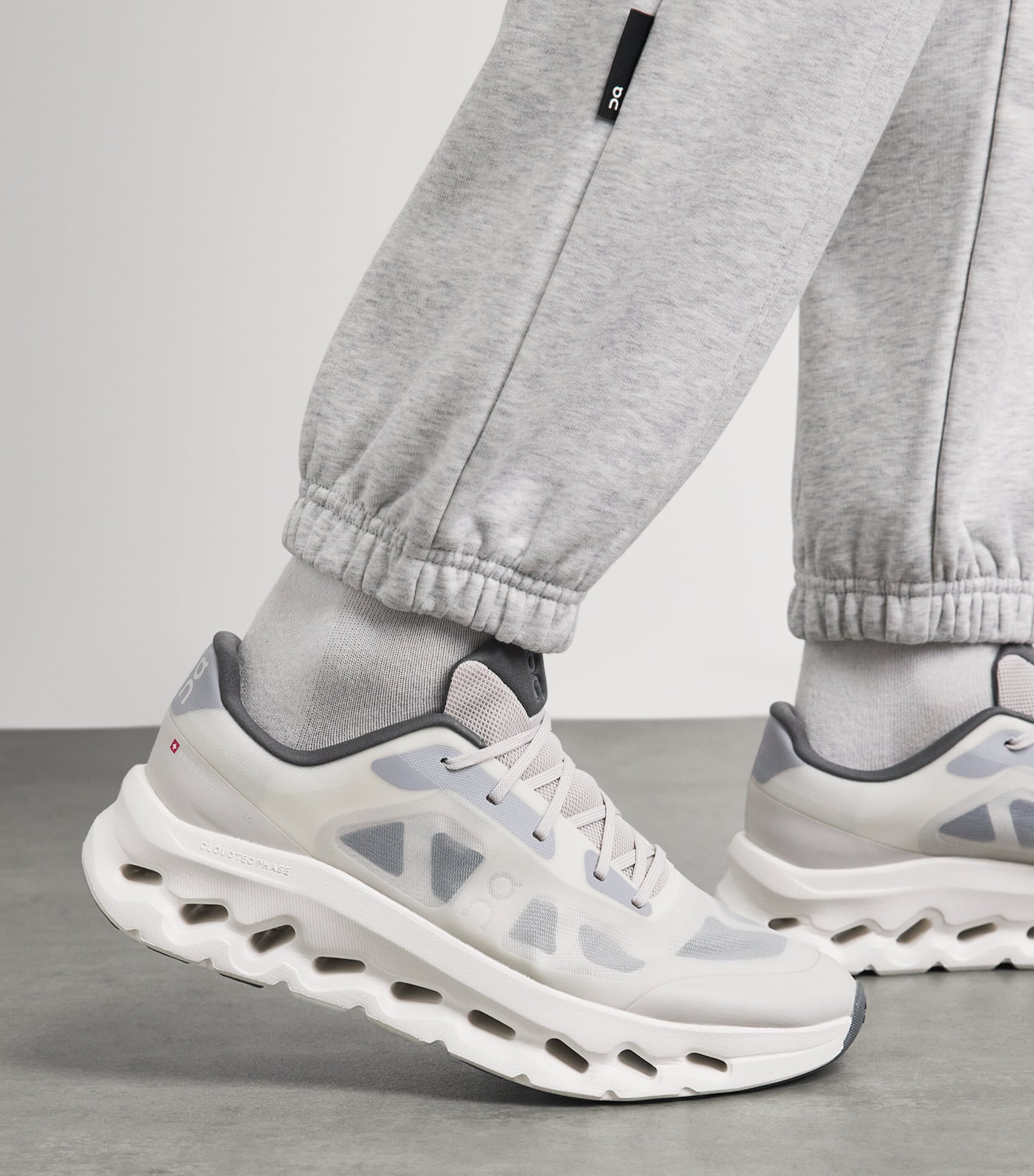 On Mens Cloudtilt Remix Trainers Alloy | Ivory Image 2