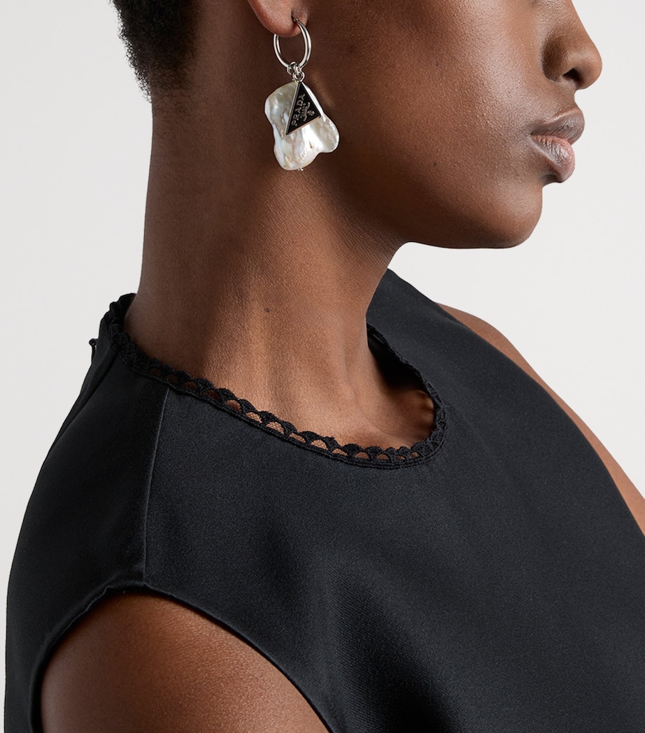 Enamel and Pearl Triangle Hoop Earrings F0Y4P Image 3