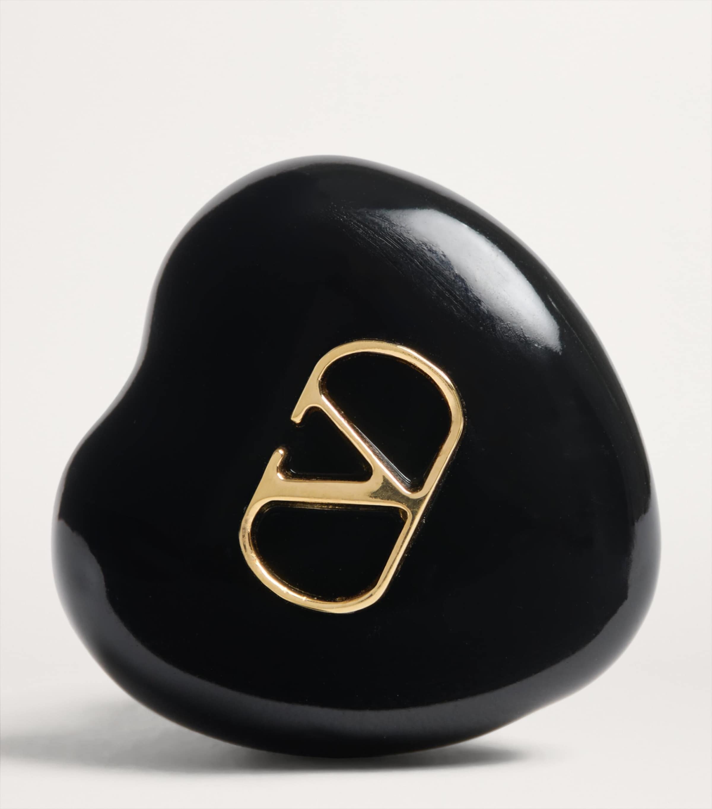 【関税＆送料込み】Valentino Garavani  Black Heart Ear Valentino Garavani Black Heart VLogo Clip-On Earrings