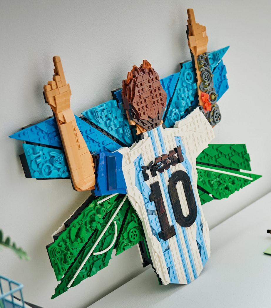 Lego LEGO Editions Lionel Messi – Celebration Building Set 43018 Image 4
