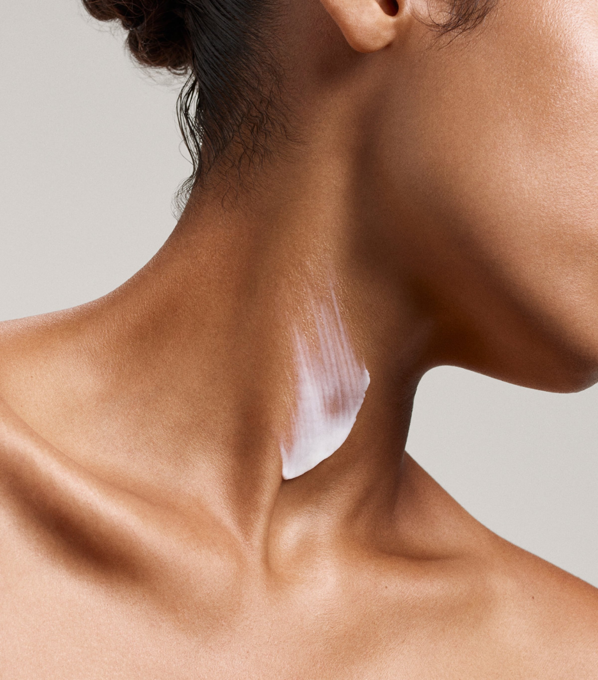 The SCULPT Neck + Décolleté Concentrate (50ml) NO COLOUR Image 5