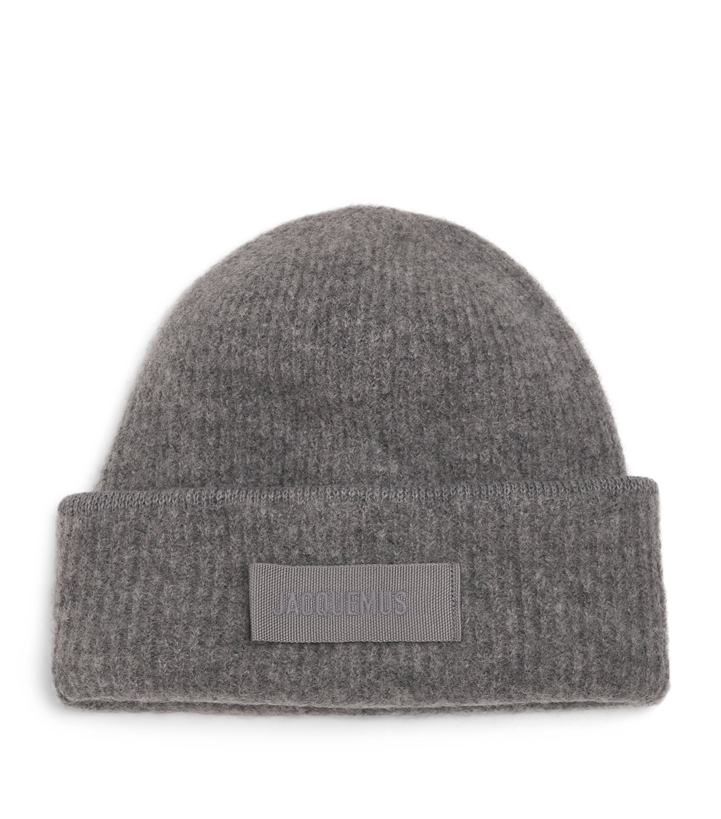 Jacquemus Ribbed Logo Beanie In Grey