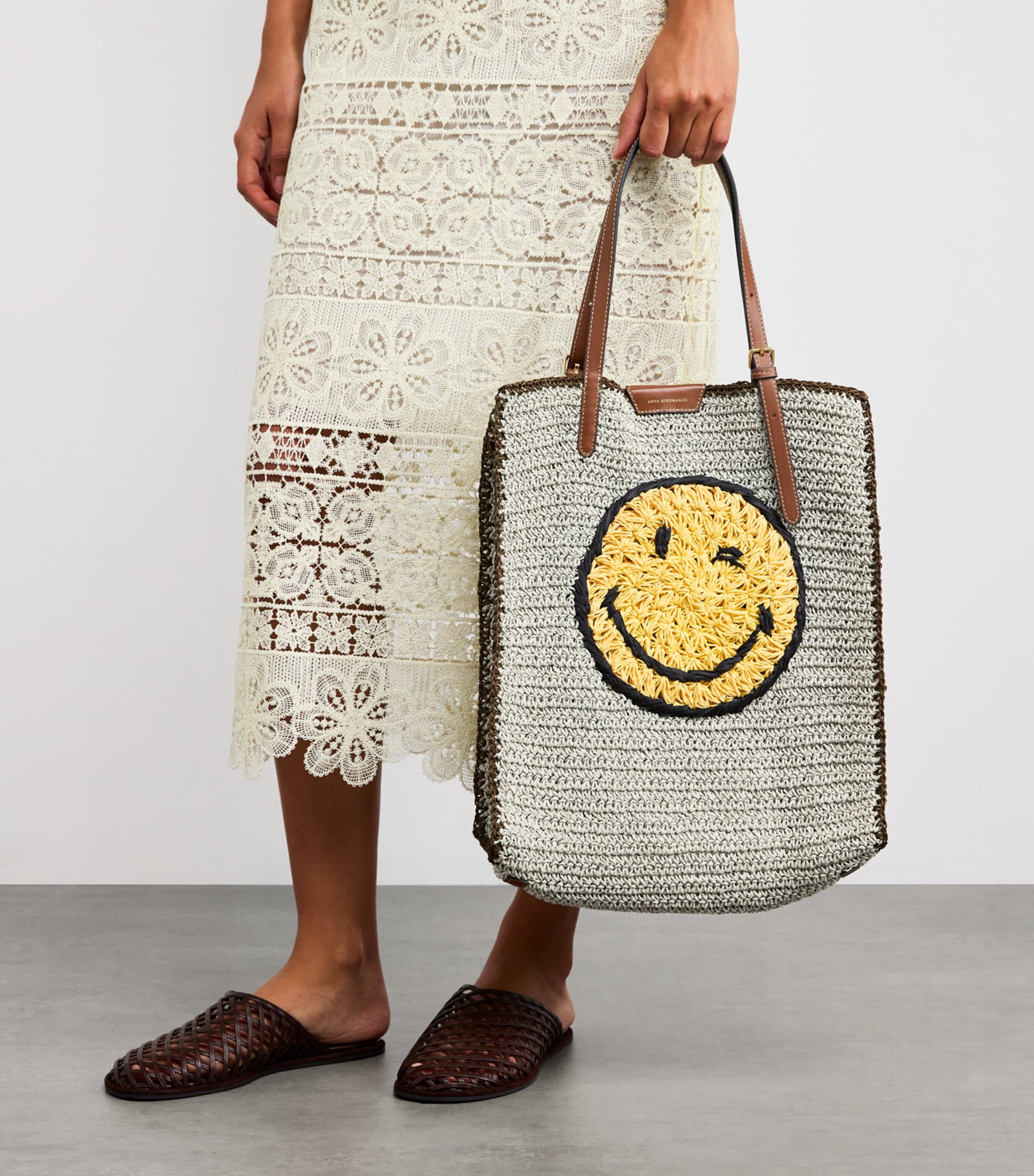 関税・送料込み【Anya Hindmarch】Wink ラフィア・ポシェット Anya Hindmarch Raffia Wink Face Tote Bag | Harrods UK