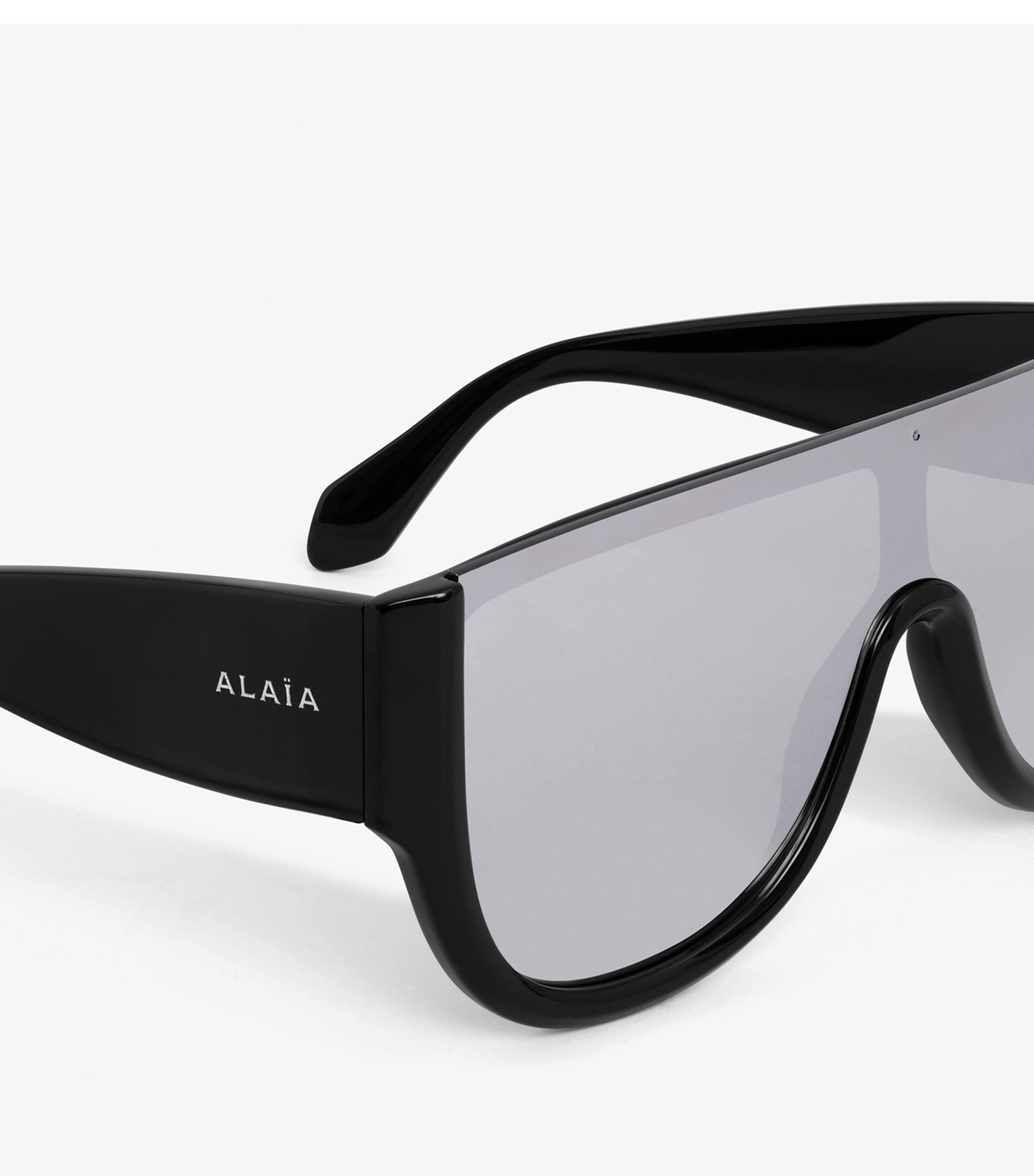 ALAIA アライア ロゴ スクエア サングラス ALAÏA Lettering Logo Rectangular Sunglasses in Silver | FWRD