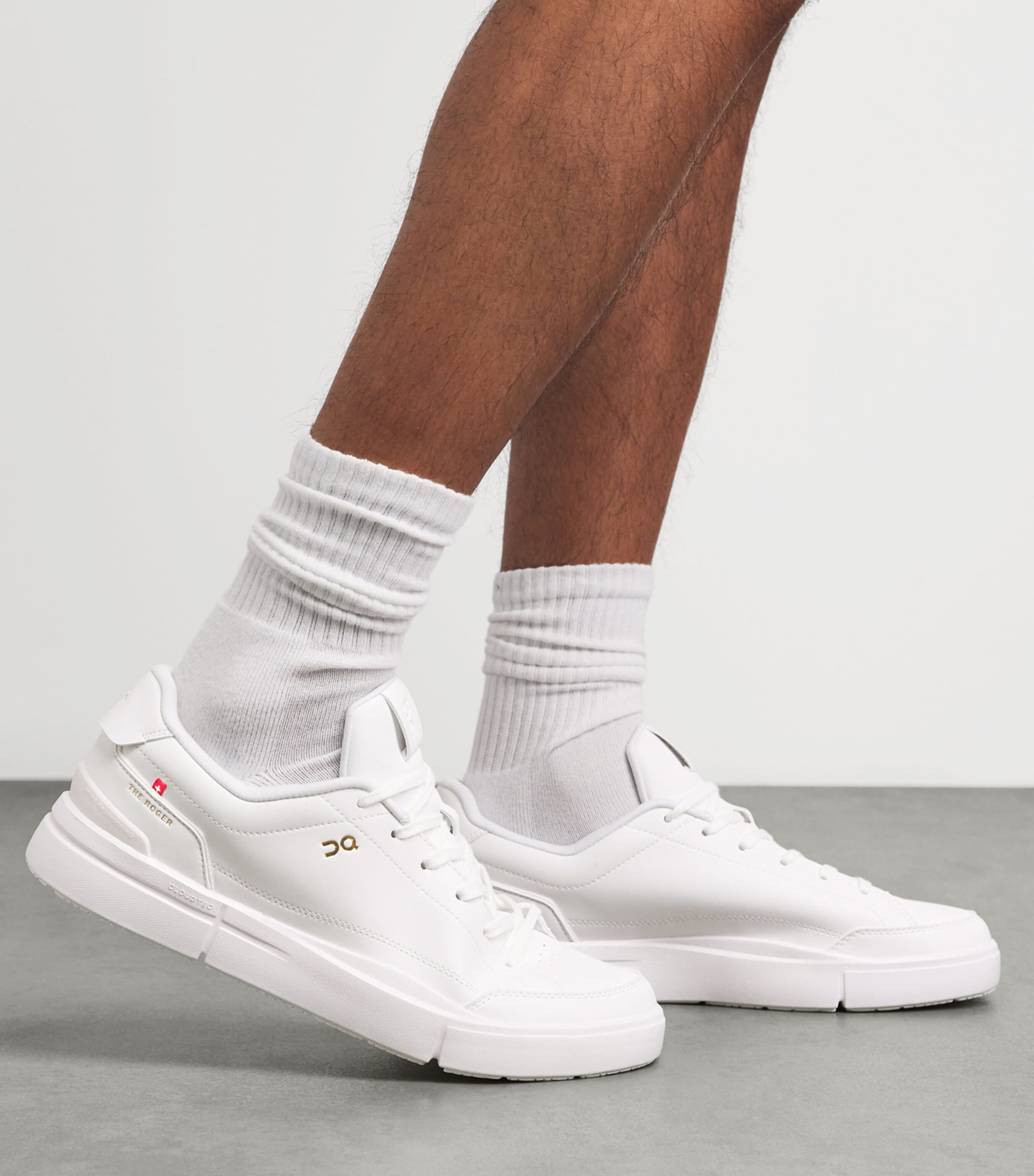On THE ROGER Centre Court Sneakers White | White Image 2