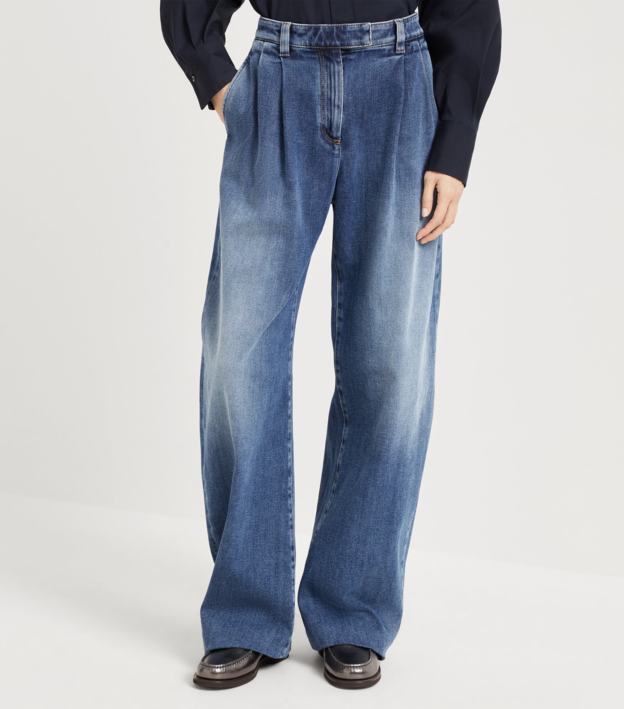Brunello Cucinelli Womens Comfort Cotton Loose Jeans Image 2