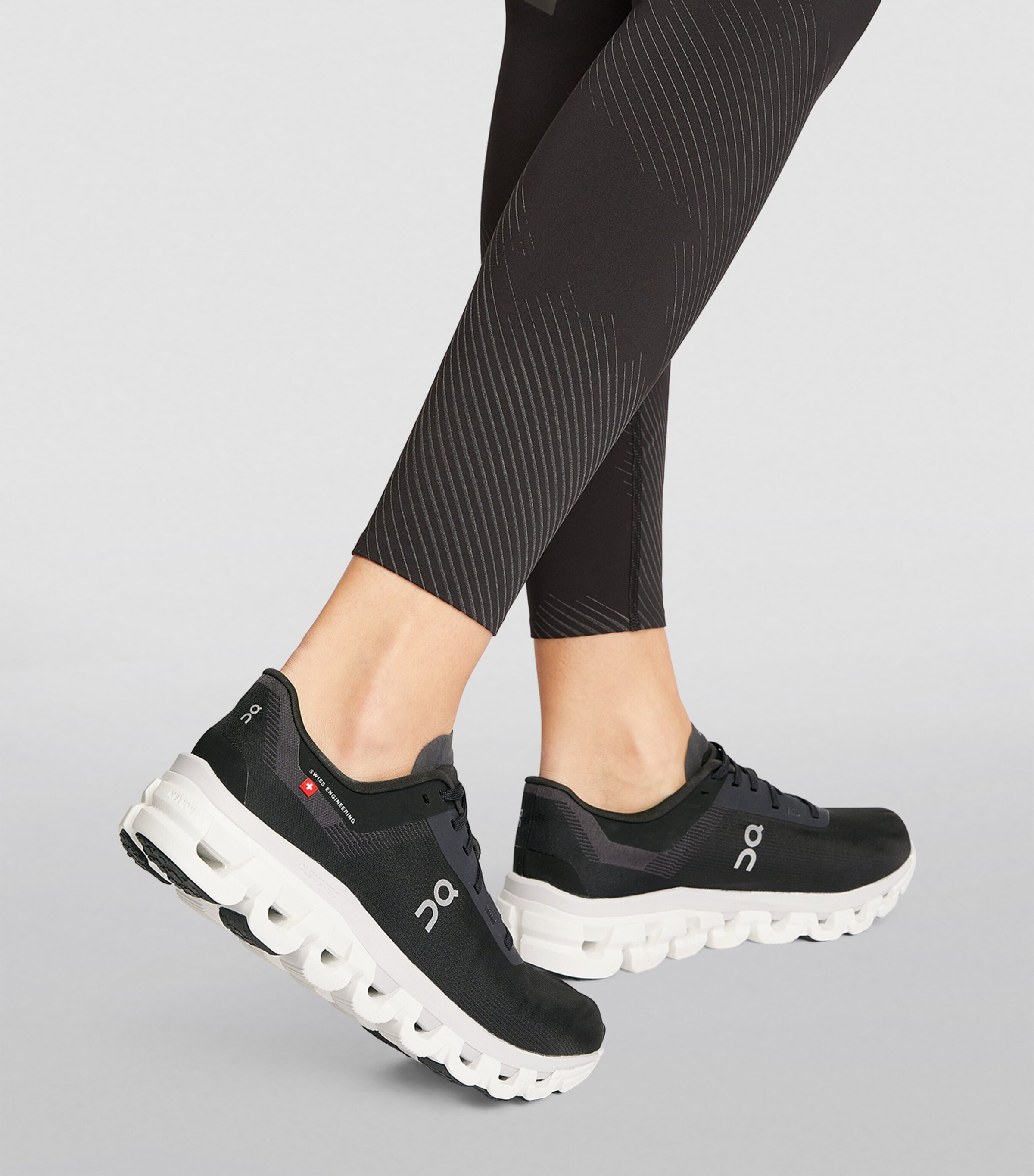 Cloudflow 4 Trainers BLACK / WHITE Image 6