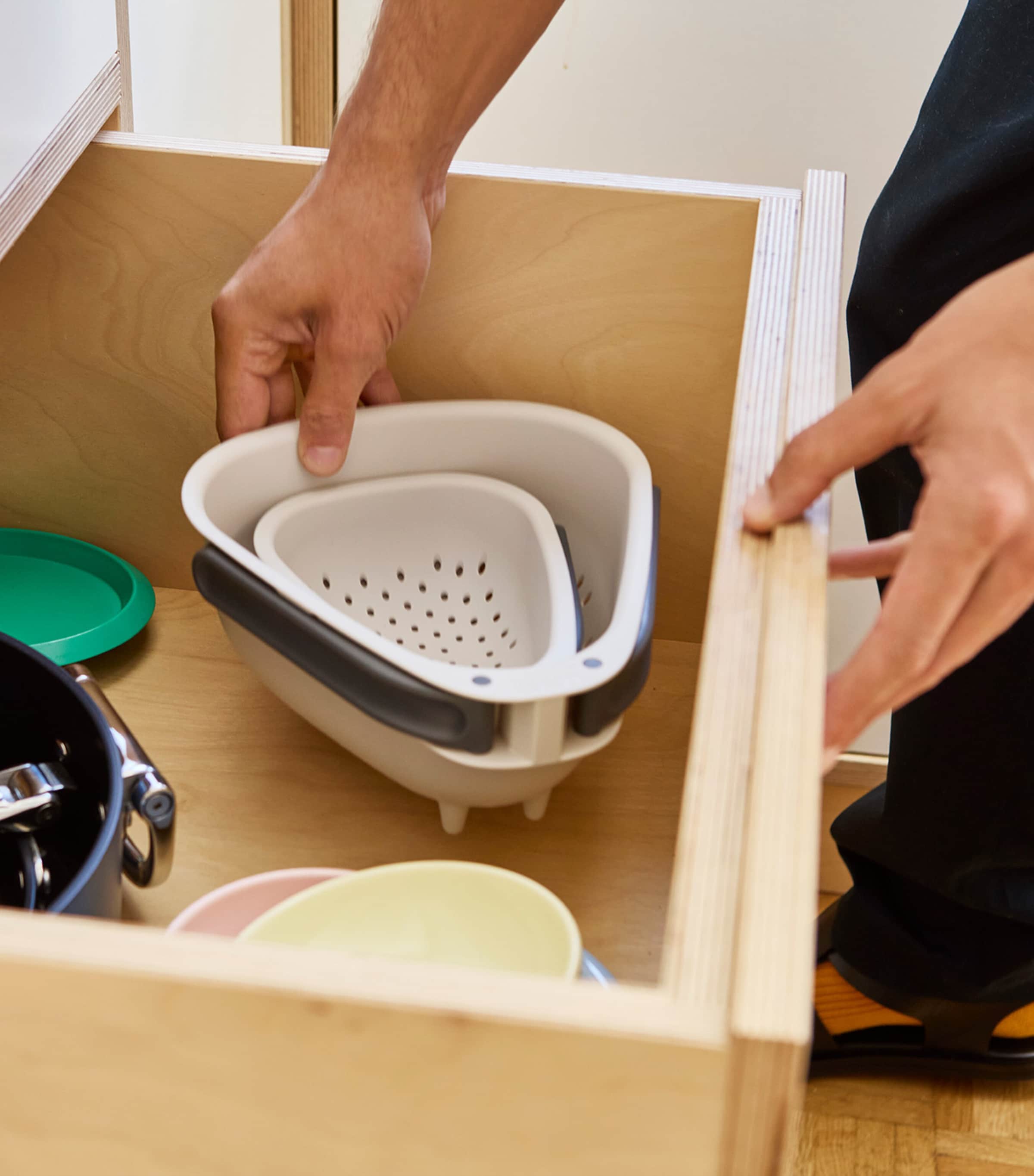 Large Droplet Colander with Folding Handle STONE Image 2
