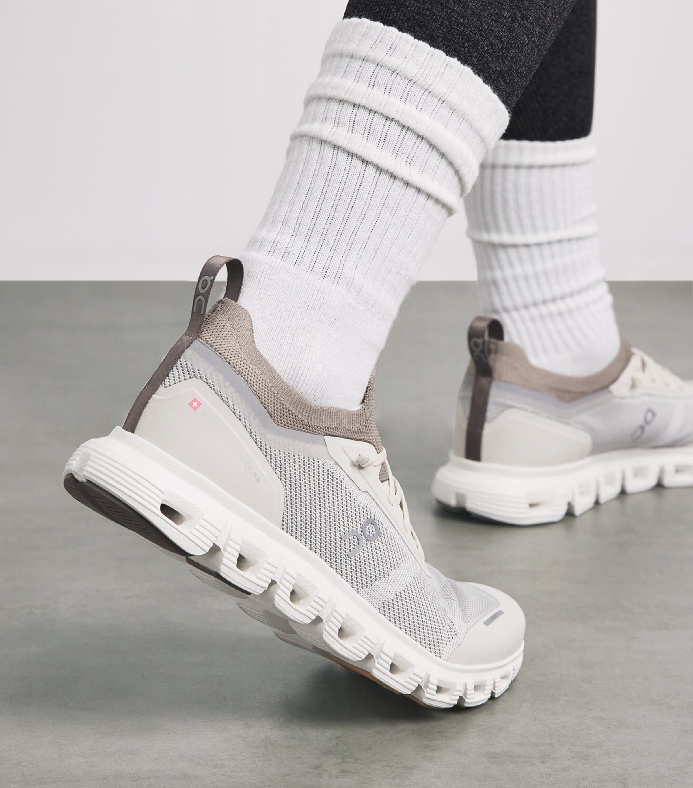 On Womens Cloud 6 Versa Trainers Pearl | Cinder Image 4