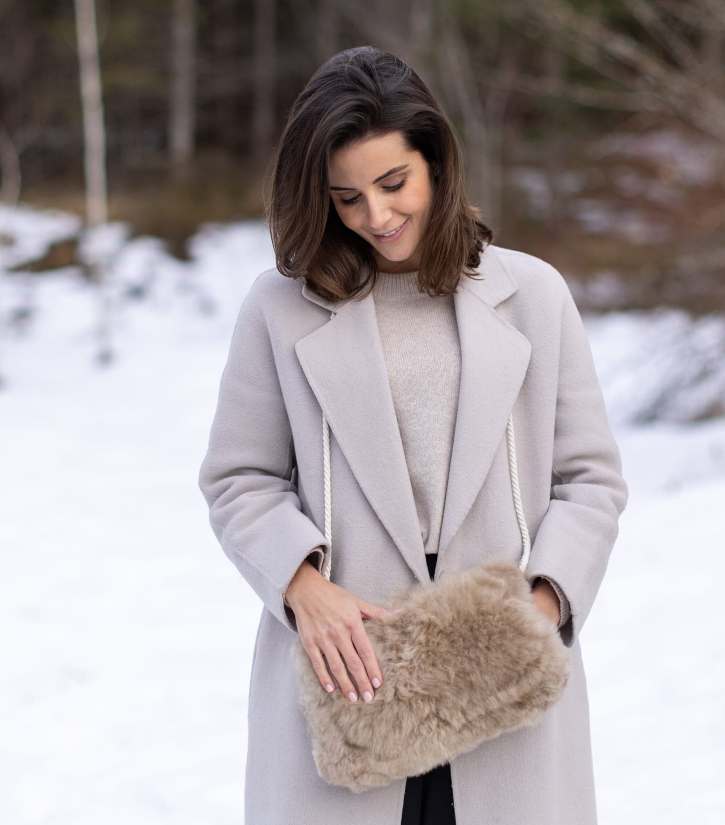 Weich Royal Alpaca Wool Manu Pocket Muff Taupe Image 2