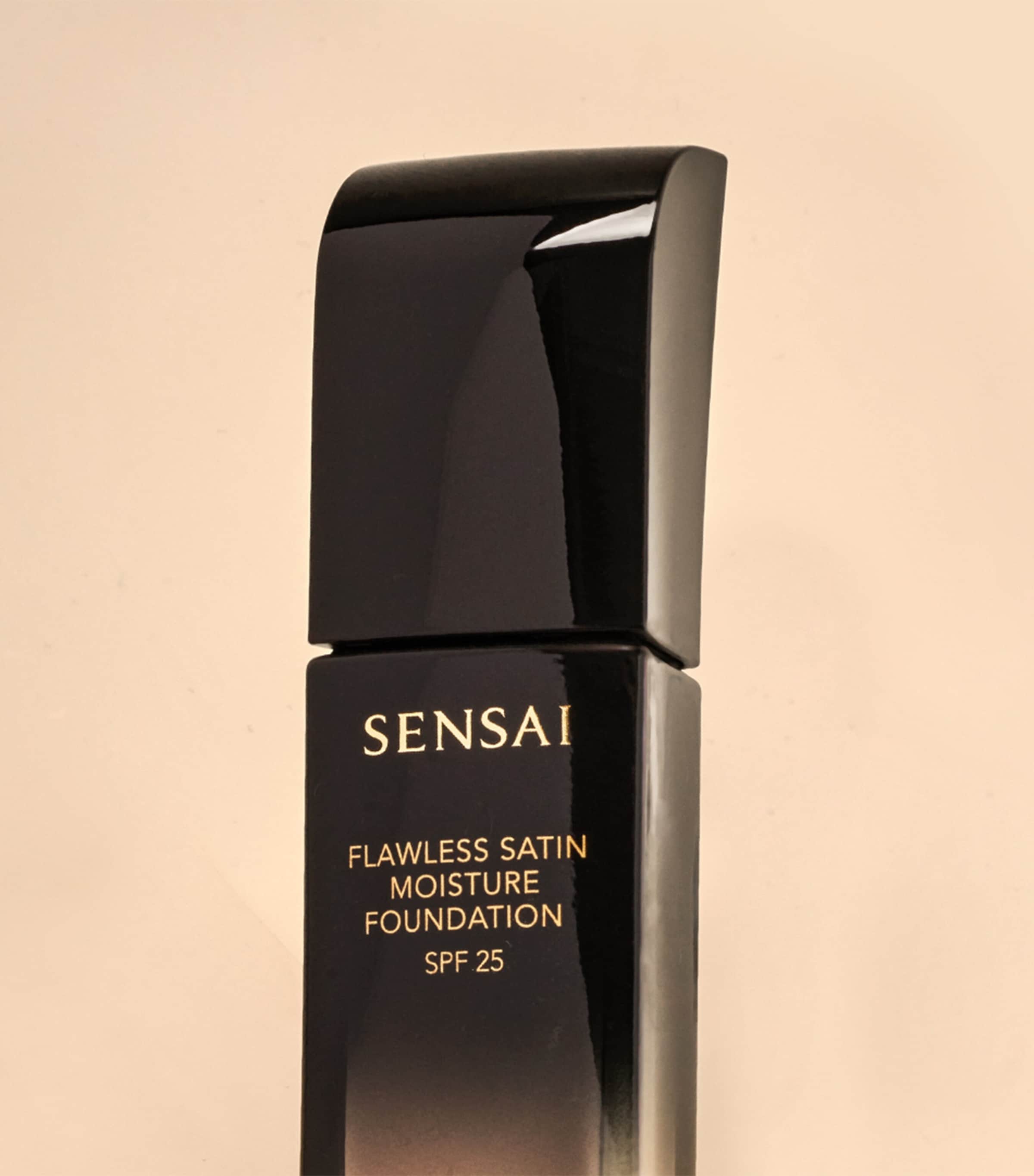 Flawless Satin Moisture Foundation SPF 25 FS204 HONEY BEIGE Image 3