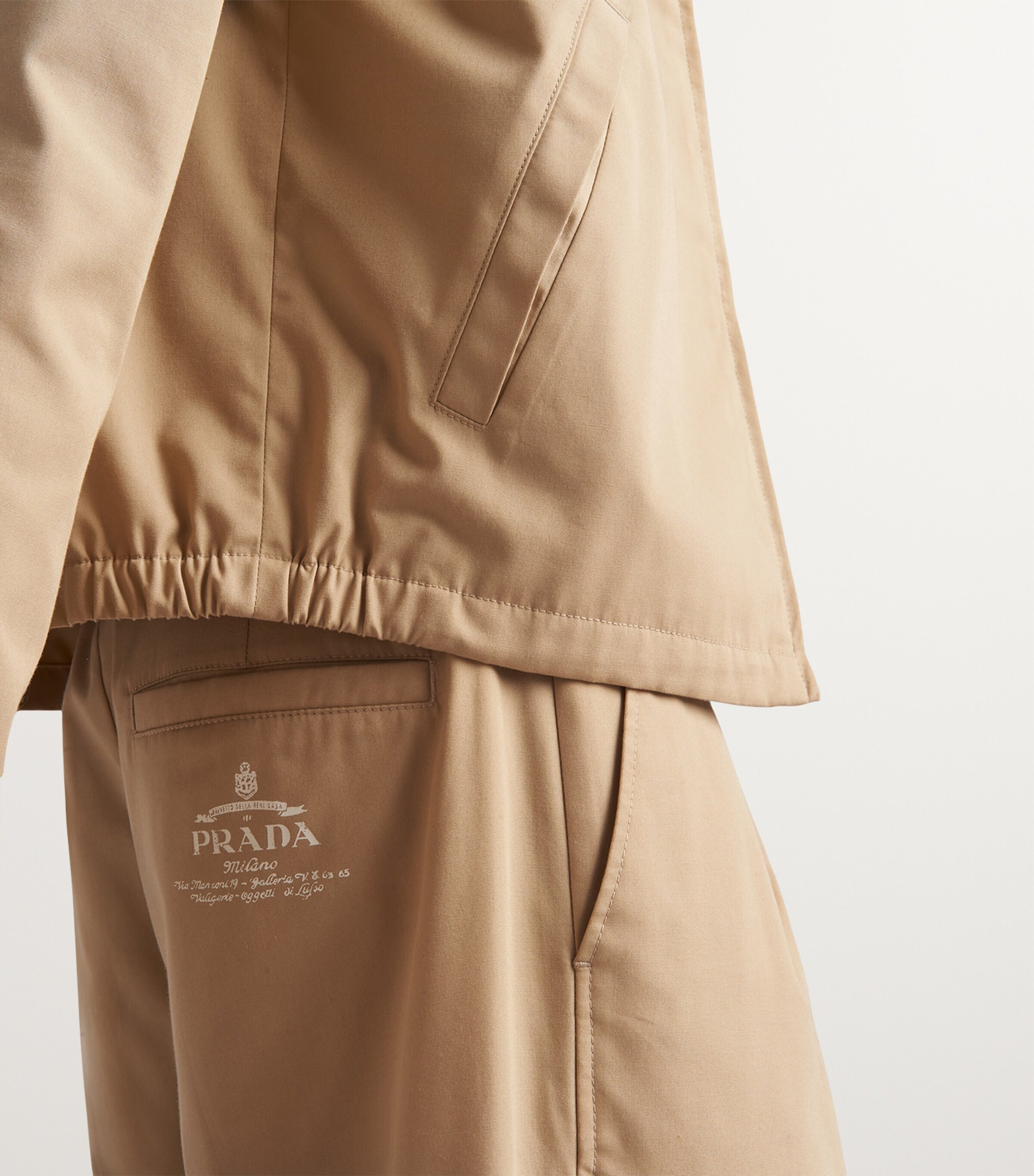 ショートパンツ PRADA Beige Cotton Bermuda Shorts Cotton Bermuda shorts in beige - Prada | Mytheresa