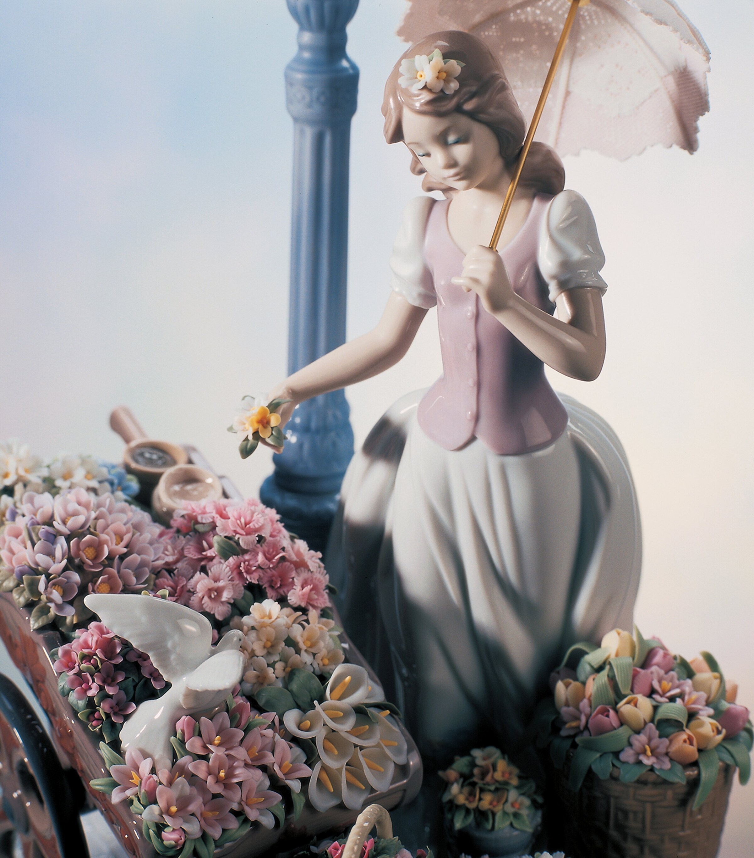 Lladró Flowers for Everyone Figurine Image 2