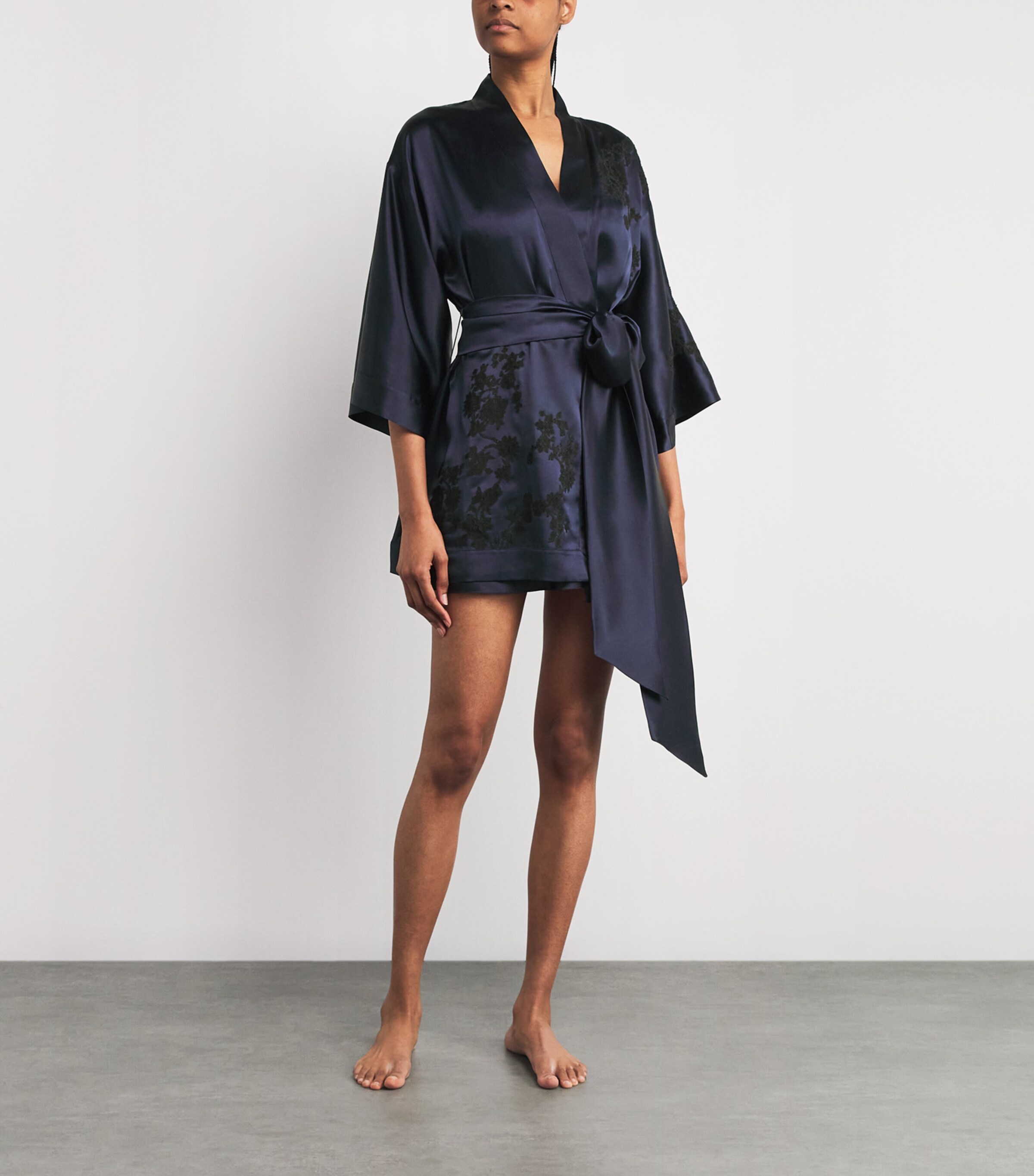 Silk Floral Julia Mini Kimono Robe MARINEBLUE/BLACK Image 2