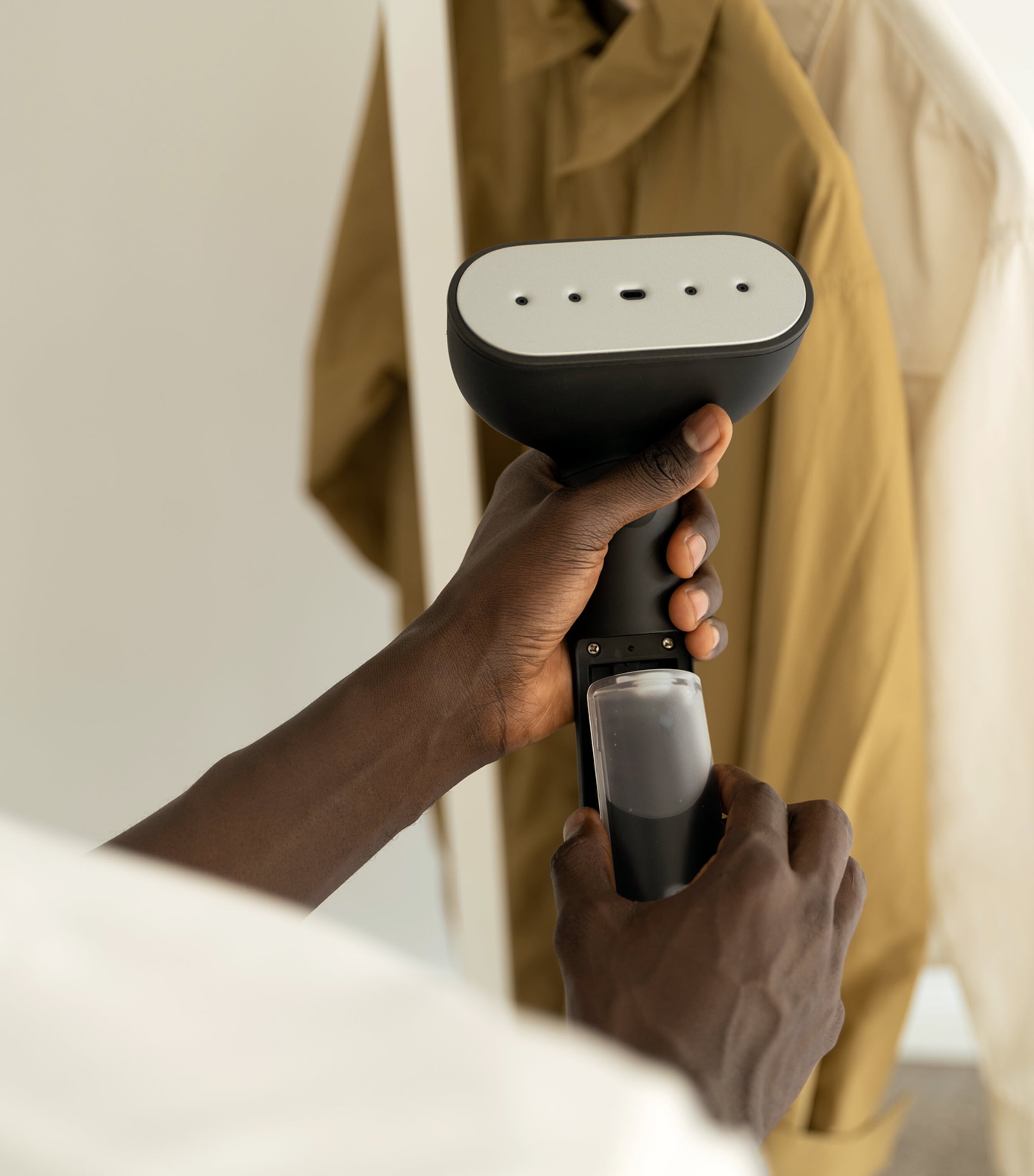 Cirrus x Handheld Steamer BLACK Image 7