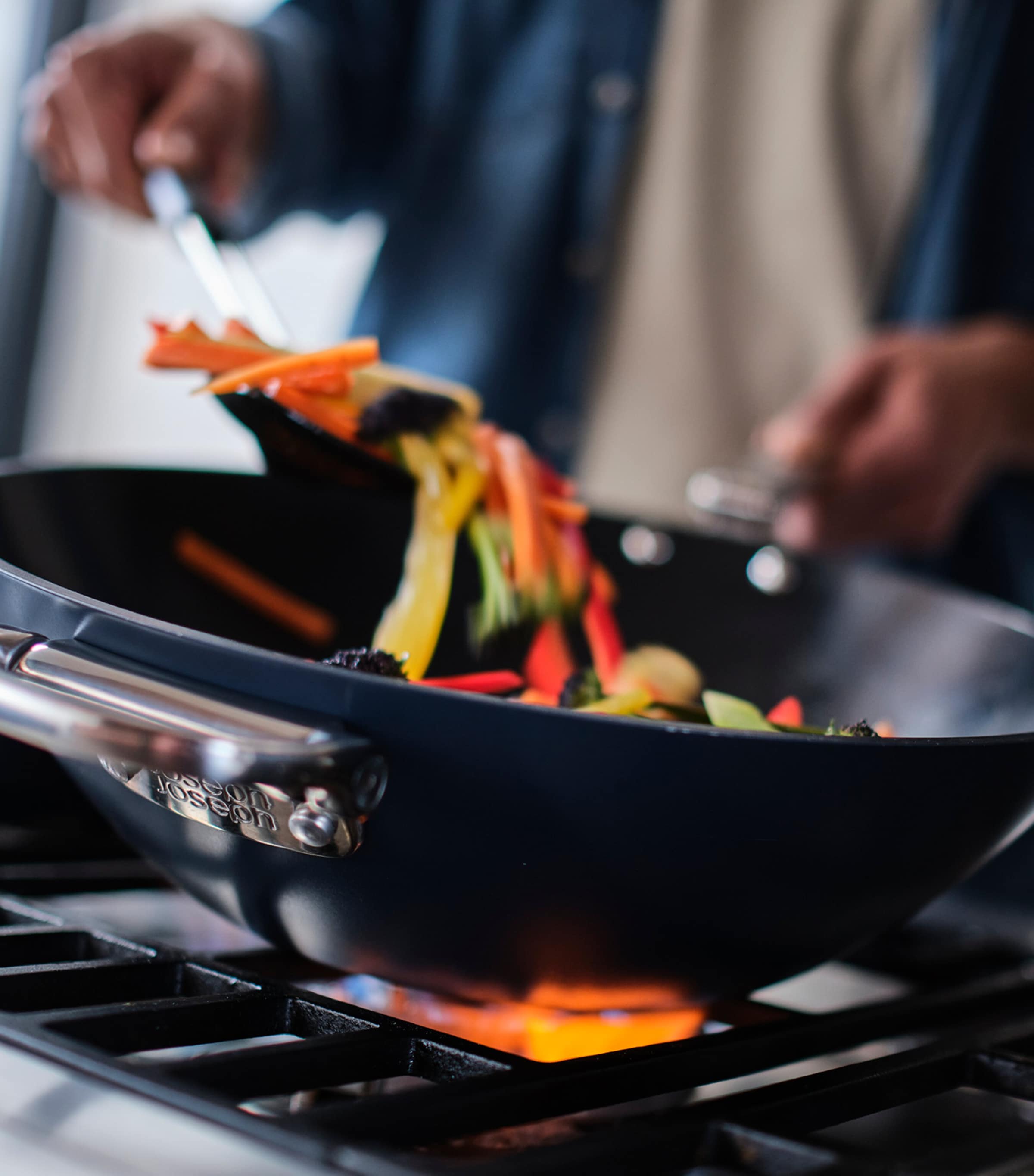 Space Non-Stick Folding Handle Wok (32cm) MIDNIGHT BLUE Image 3