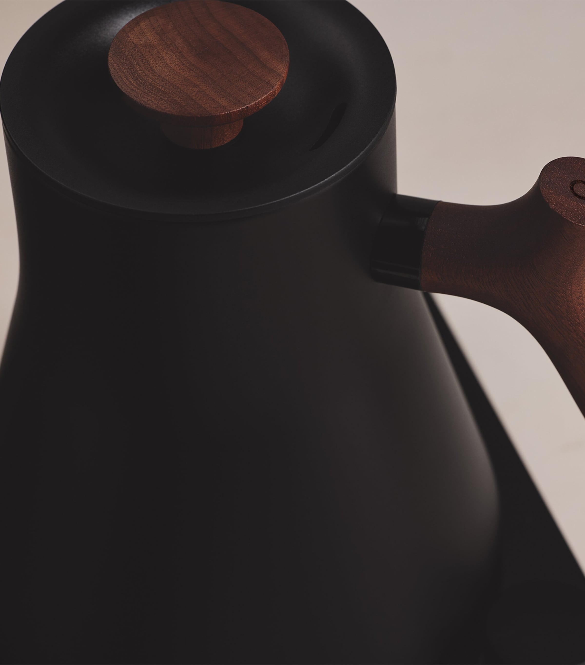 Stagg EKG Pro Electric Kettle MATTE BLACK + WALNUT Image 13