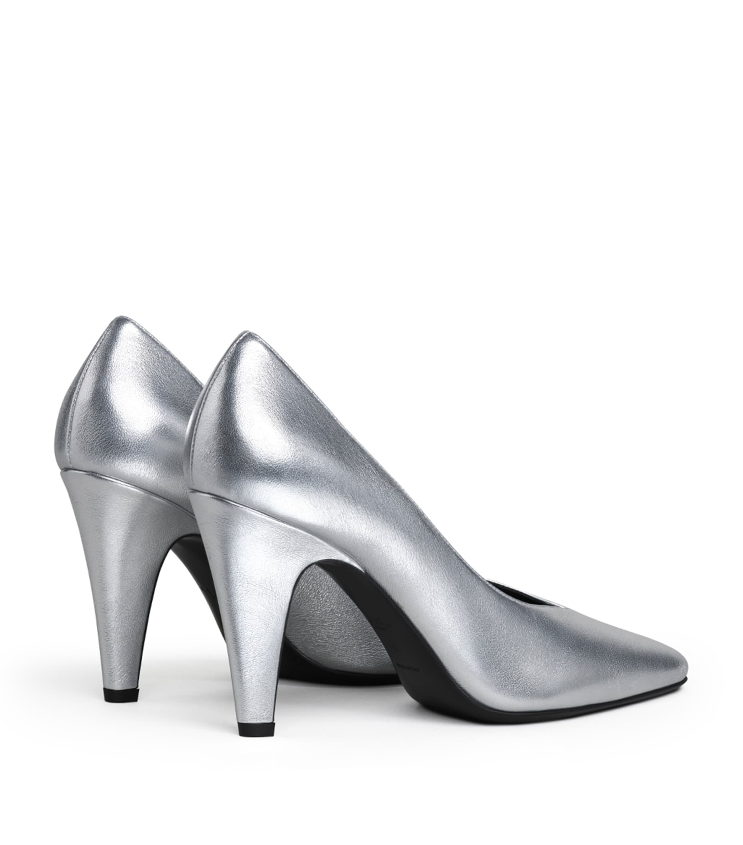 Alaïa Cone Pumps In Laminated Leather In Silver