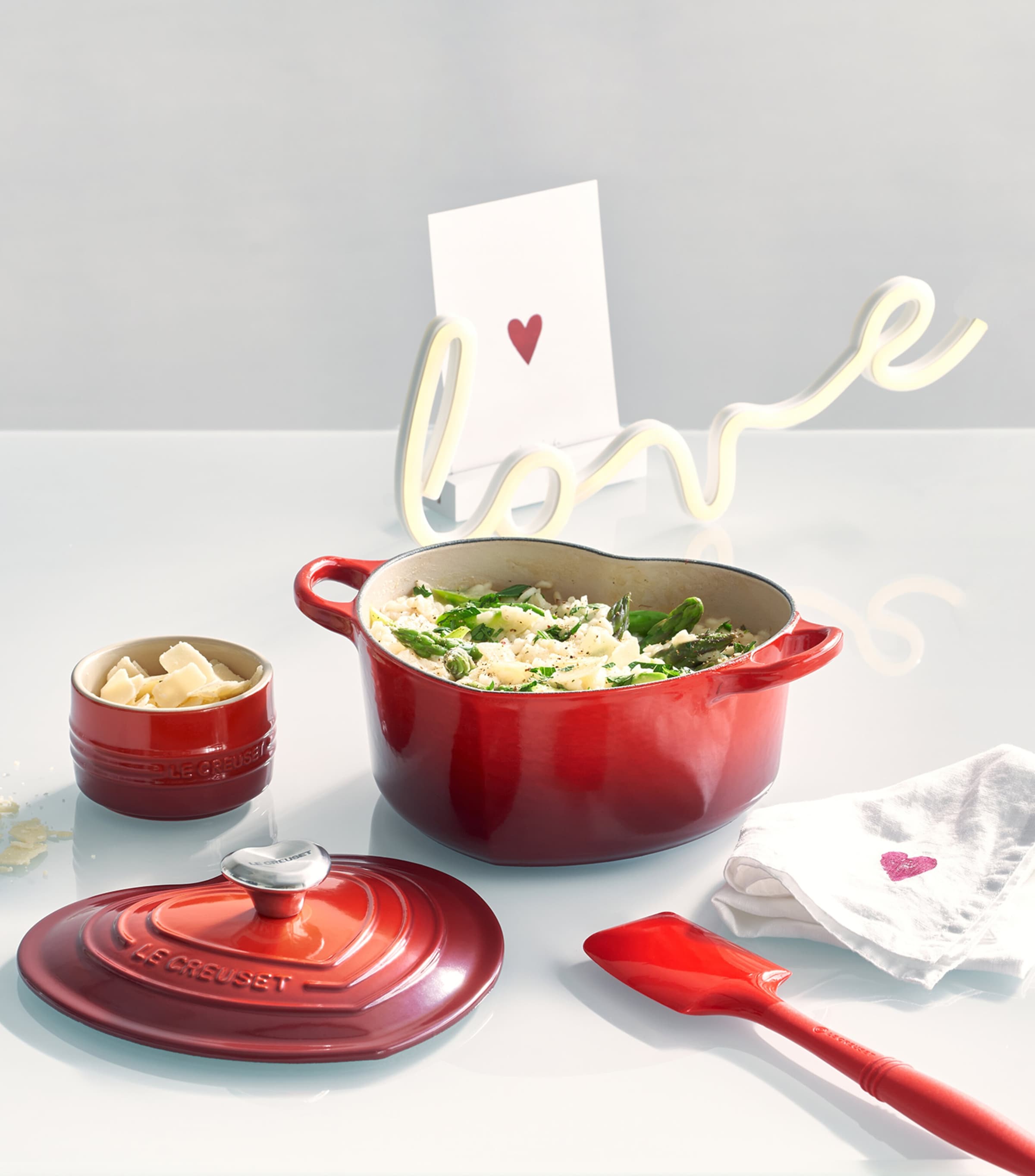 Cast Iron Heart Casserole Dish (20cm) CERISE Image 5