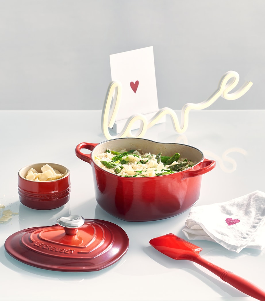 Cast Iron Heart Casserole Dish (20cm) CERISE Image 5