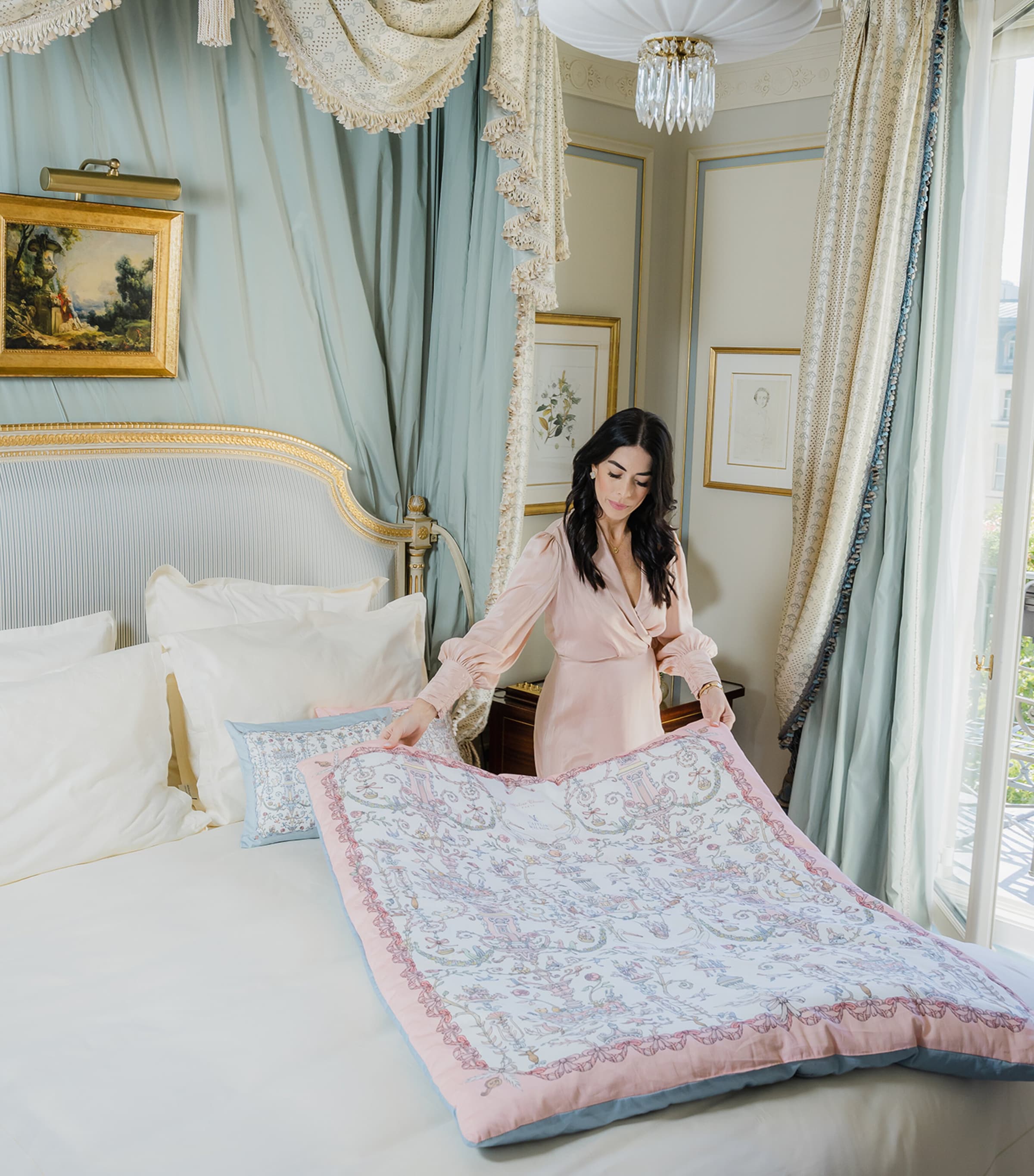 x Caitlin Wilson Toile De Jouy Quilt (100cm x 130cm) PINK/BLUE Image 6