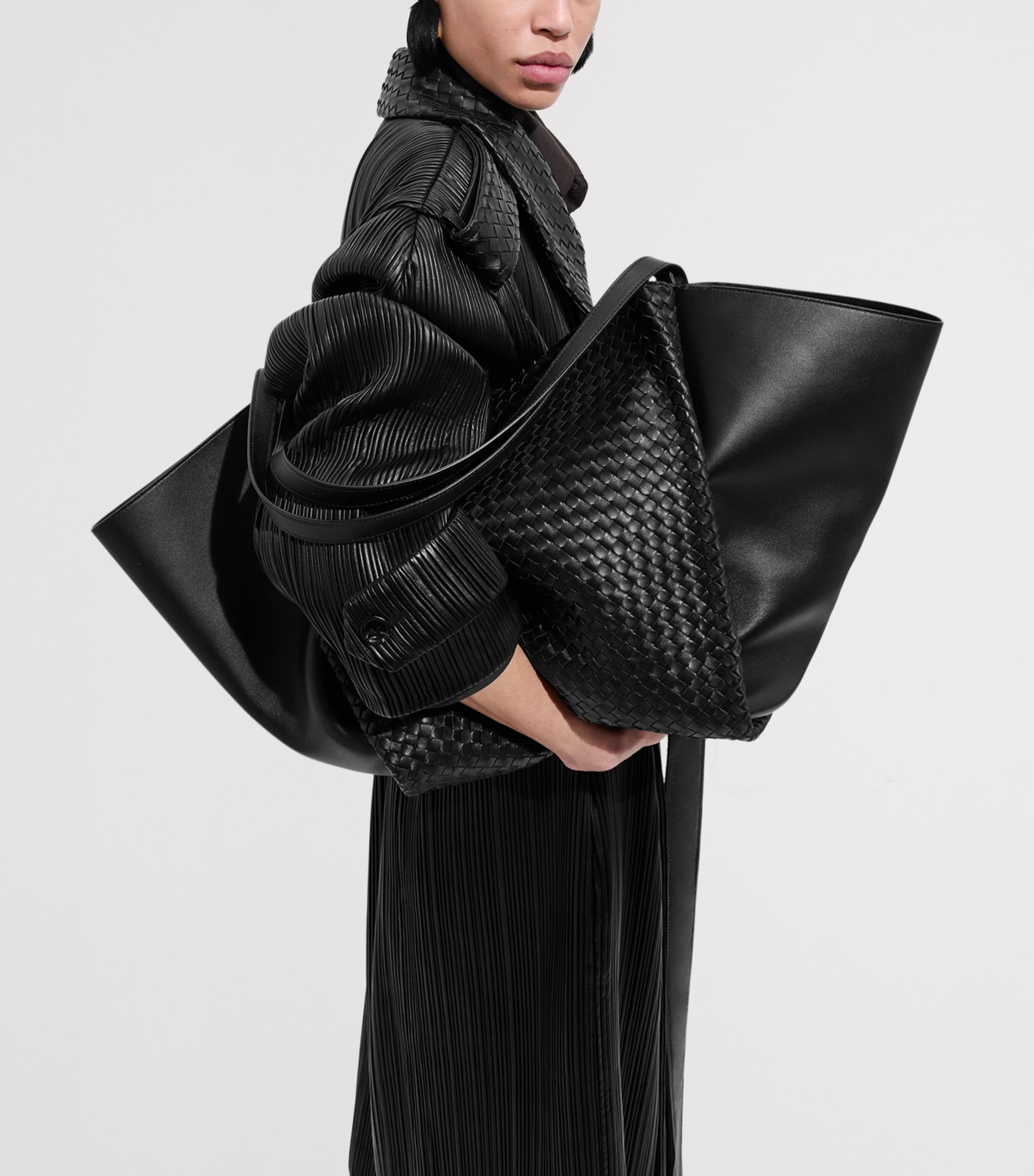 【最終価格】Bottega Veneta 黒 レザー ケース Bottega Veneta Black Large Nappa Leather Corso Shoulder Bag