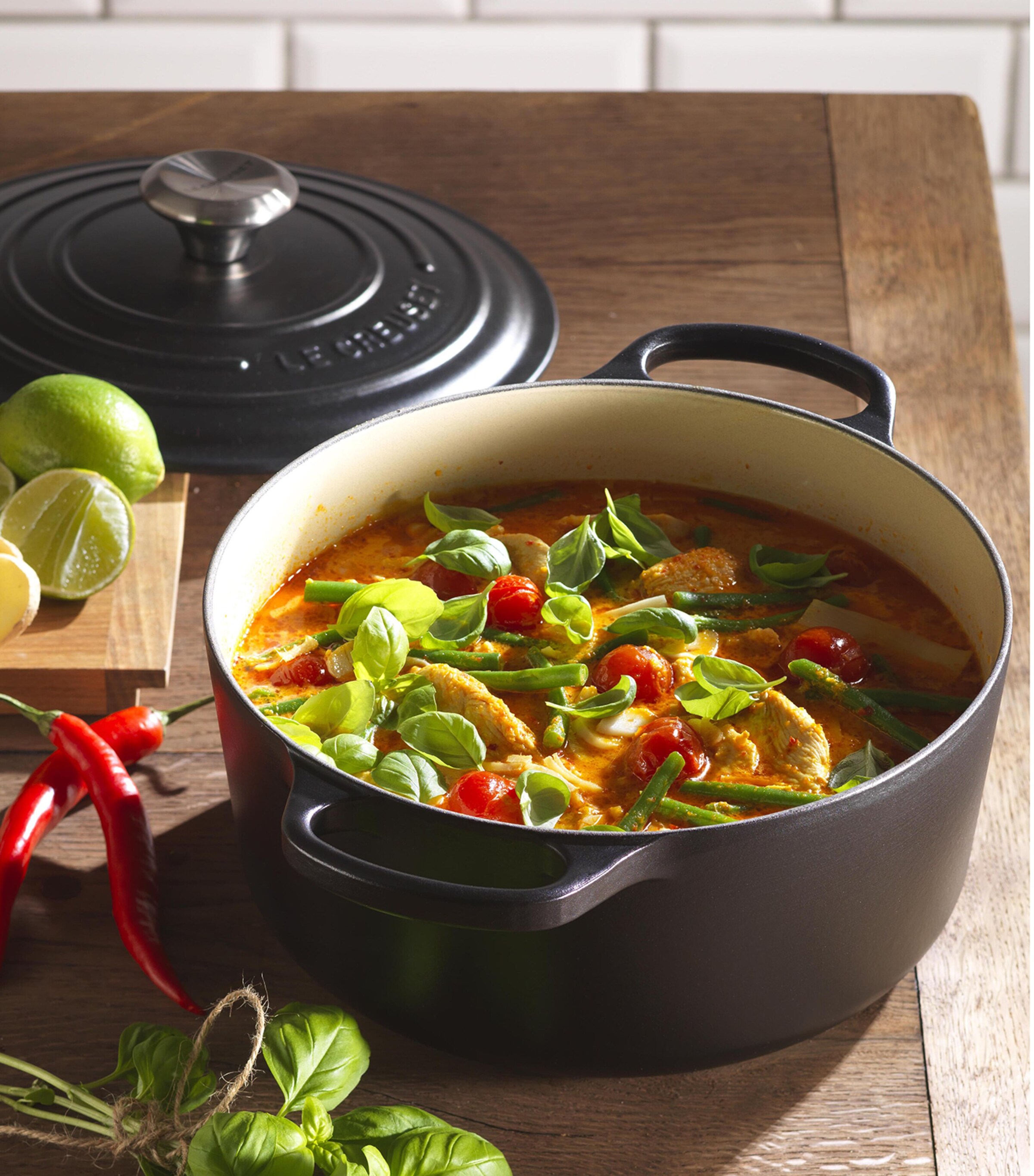 Le Creuset Cast Iron Round Casserole Dish (26cm) Black Image 5