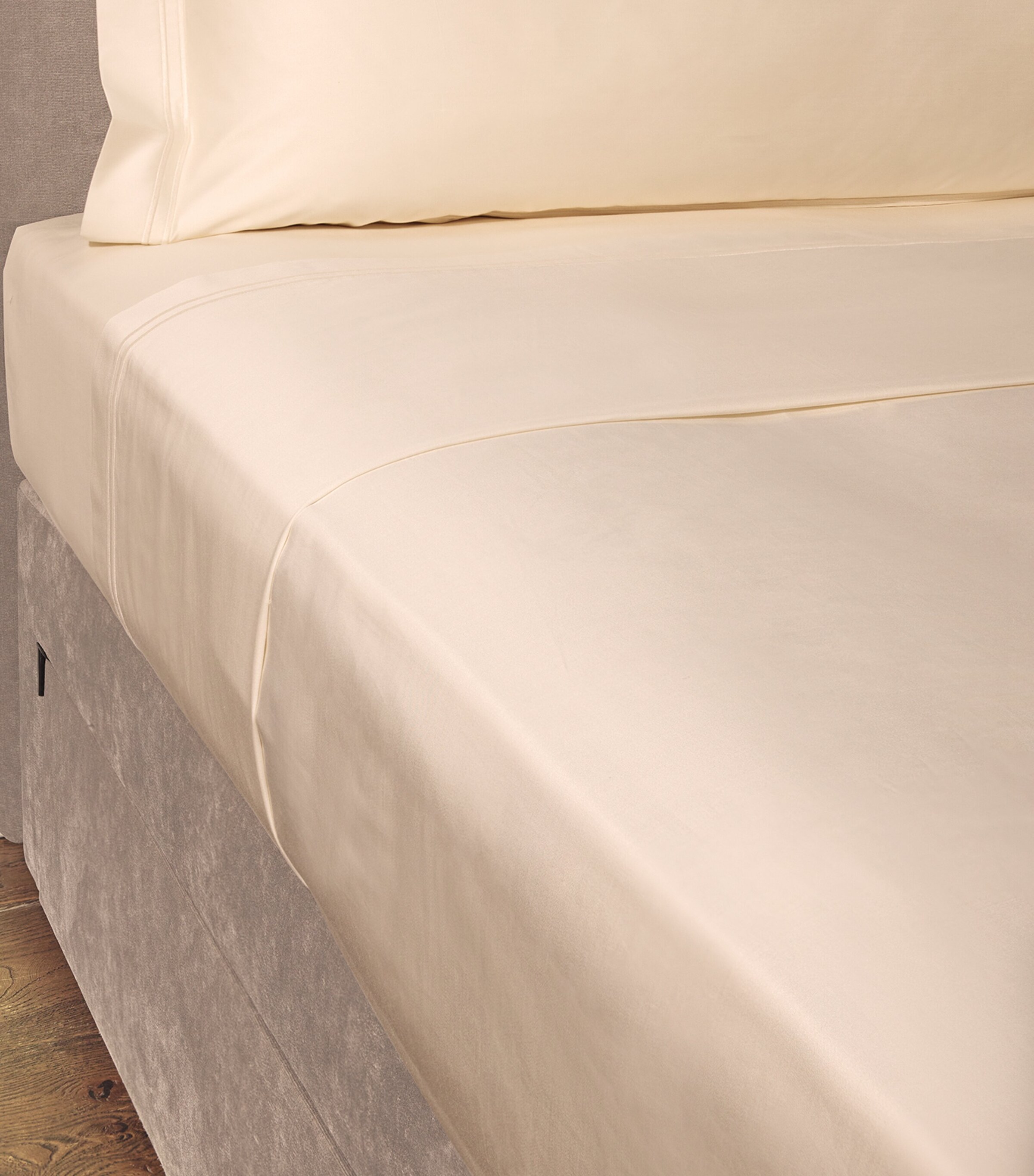 Harrods of London Brompton II Double Fitted Sheet (135cm x 190cm) Ivory Image 5