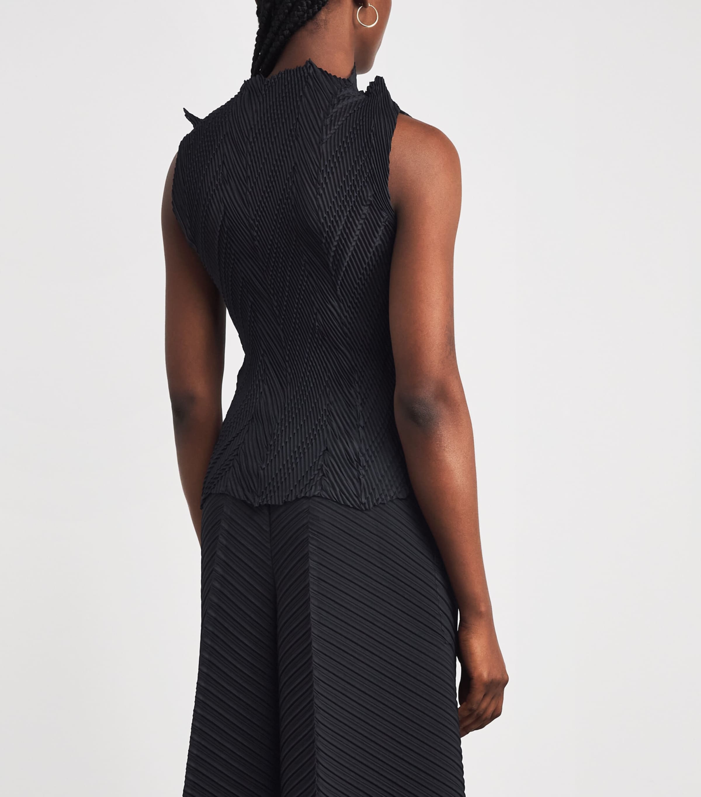 Issey Miyake Black Zigzag Pleats Sleeveless Top | Harrods US