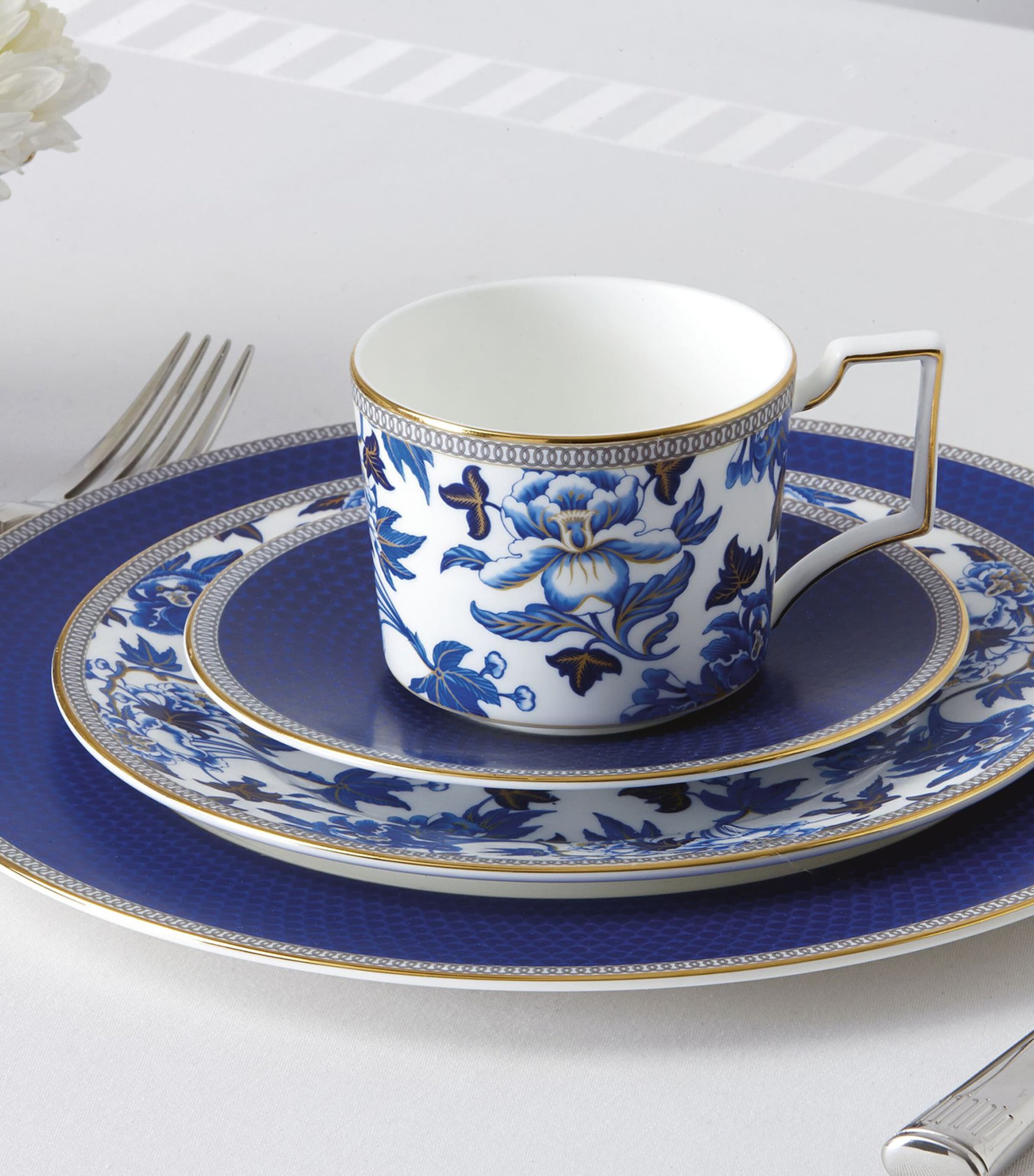 Wedgwood Hibiscus Plate (27cm) Image 2