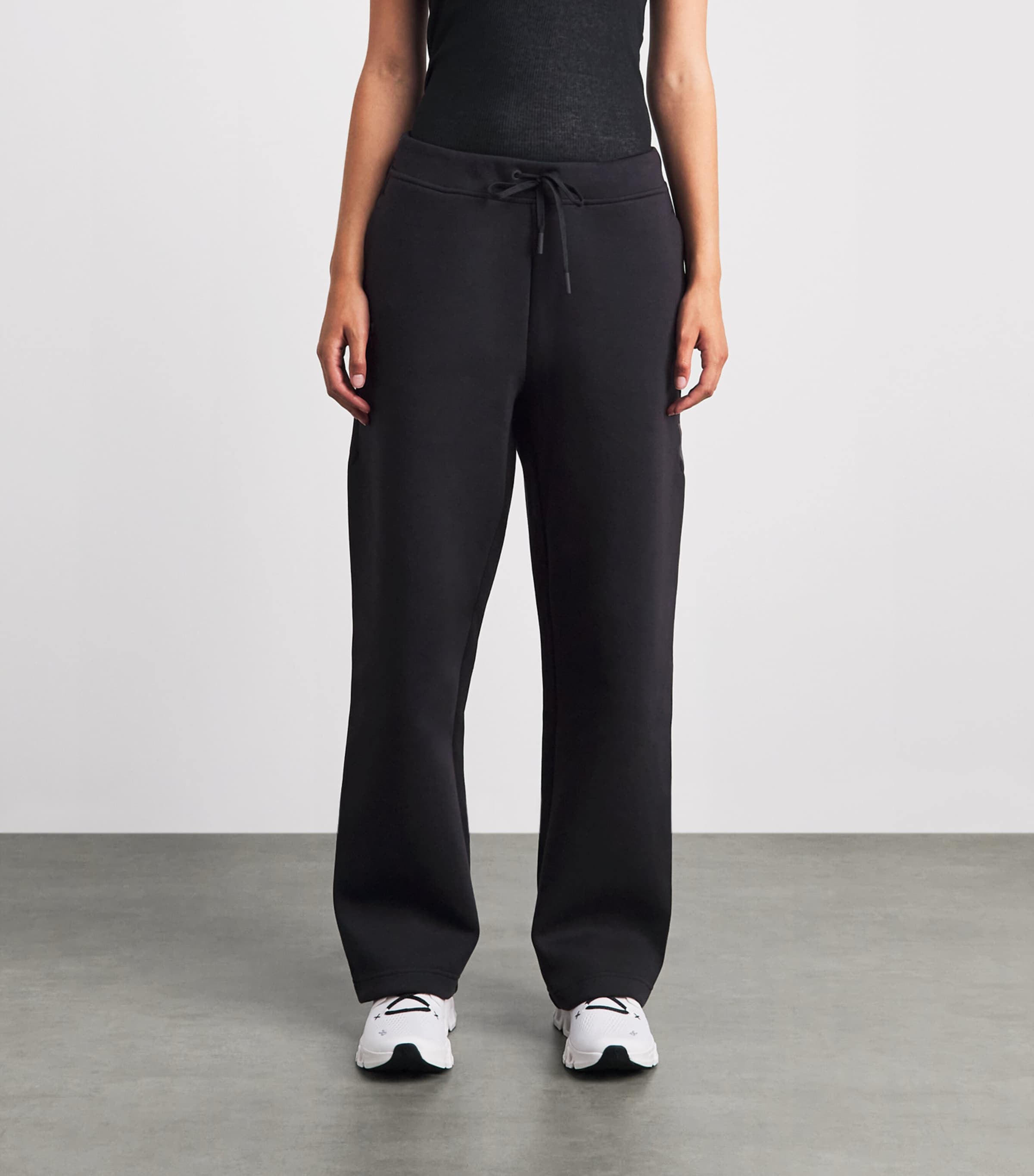 On Womens Focus Tech Sweatpants Black Image 4