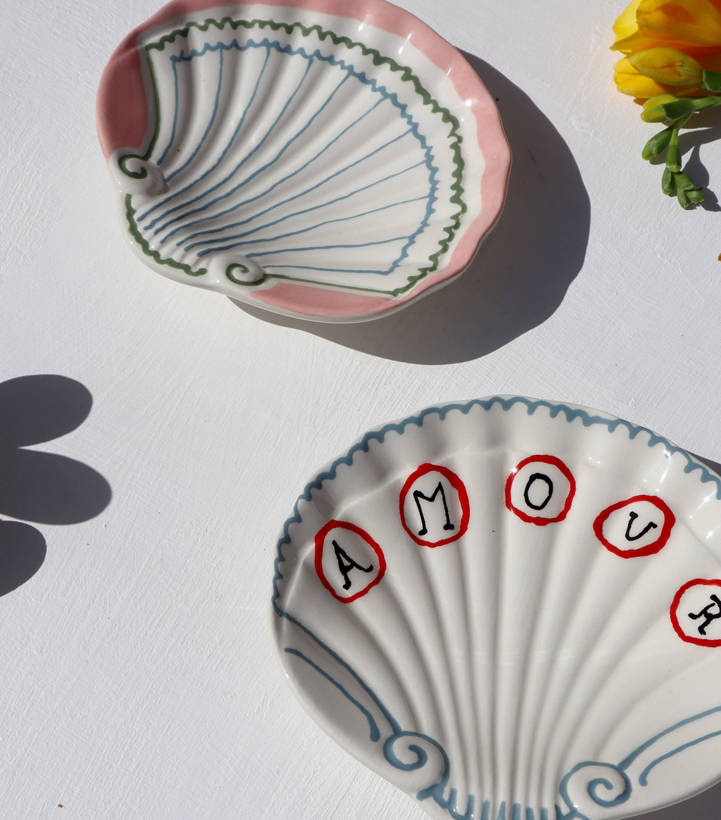 Set of 2 Amour Shell Trinket Trays (12cm) WHITE & RED Image 3